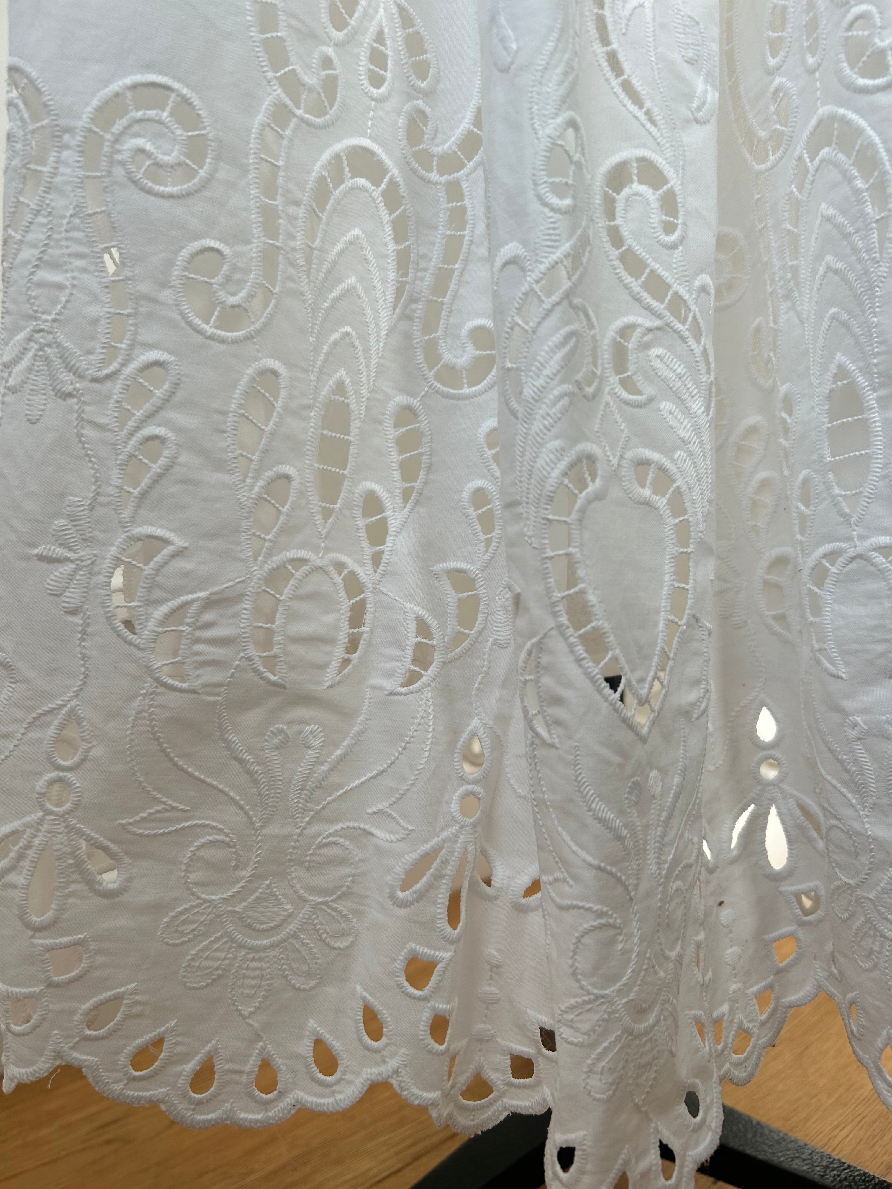 Weißes Spitzenkleid