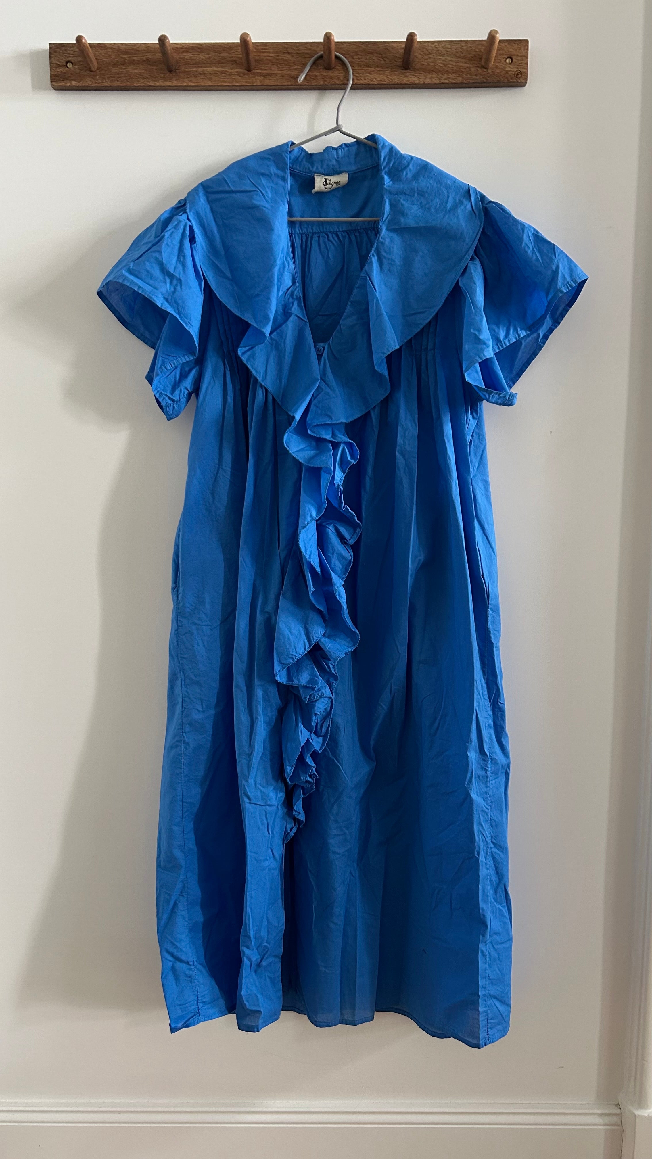 Langes Kleid mit Rüschen azurblau