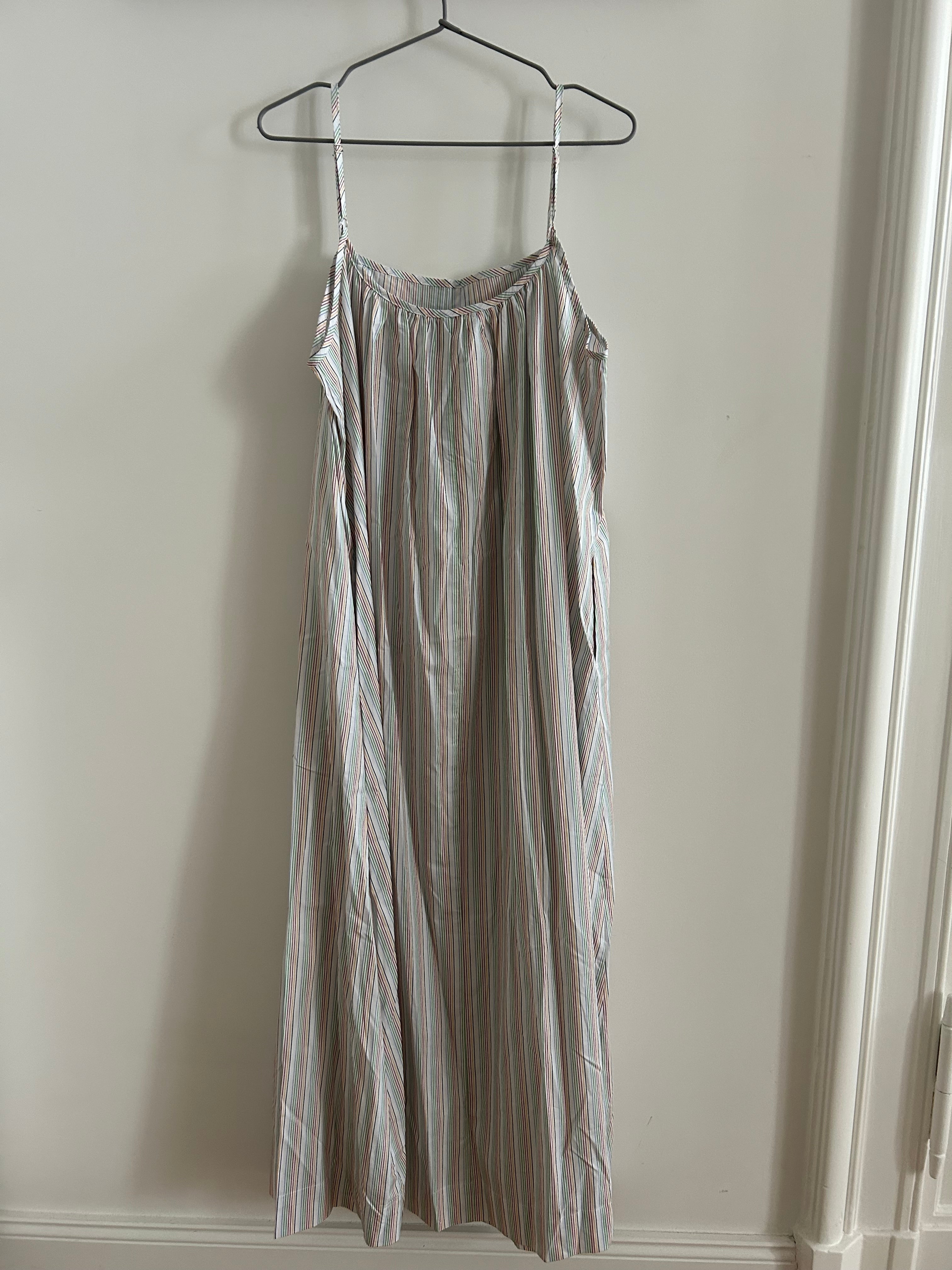 Gestreiftes Trägerkleid mit Biesen