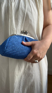 kleine Clutch im Raffia-Stil - silver / kornblumenblau