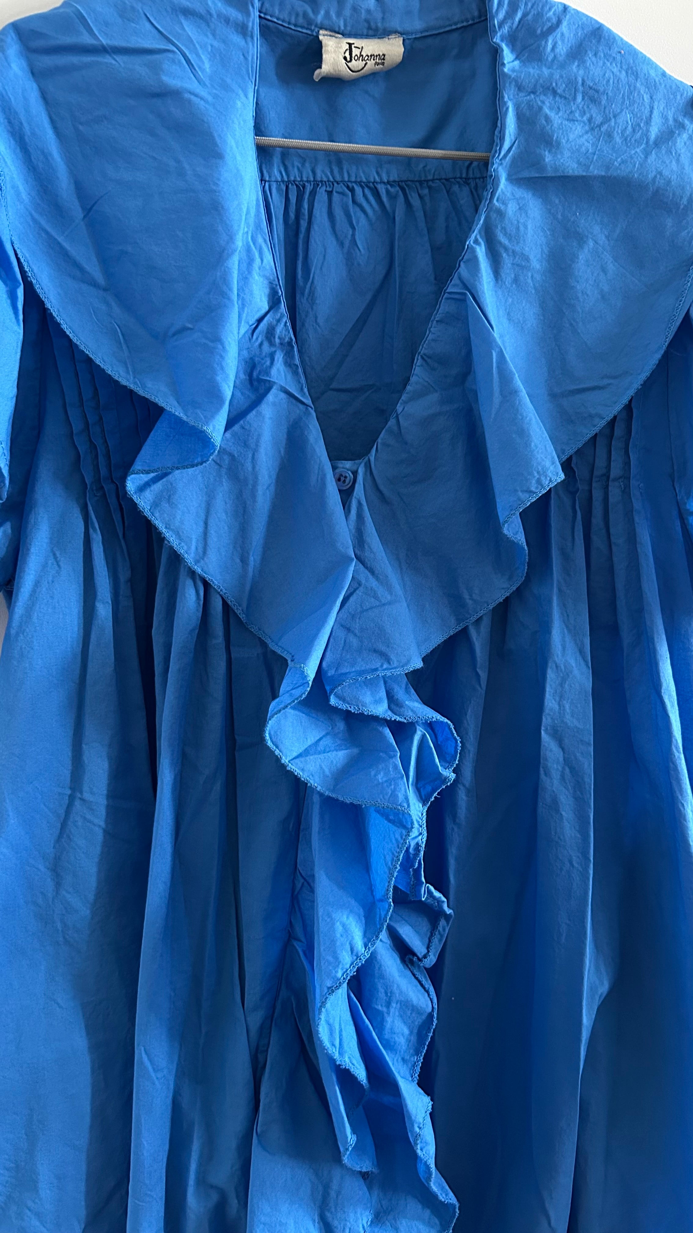 Langes Kleid mit Rüschen azurblau