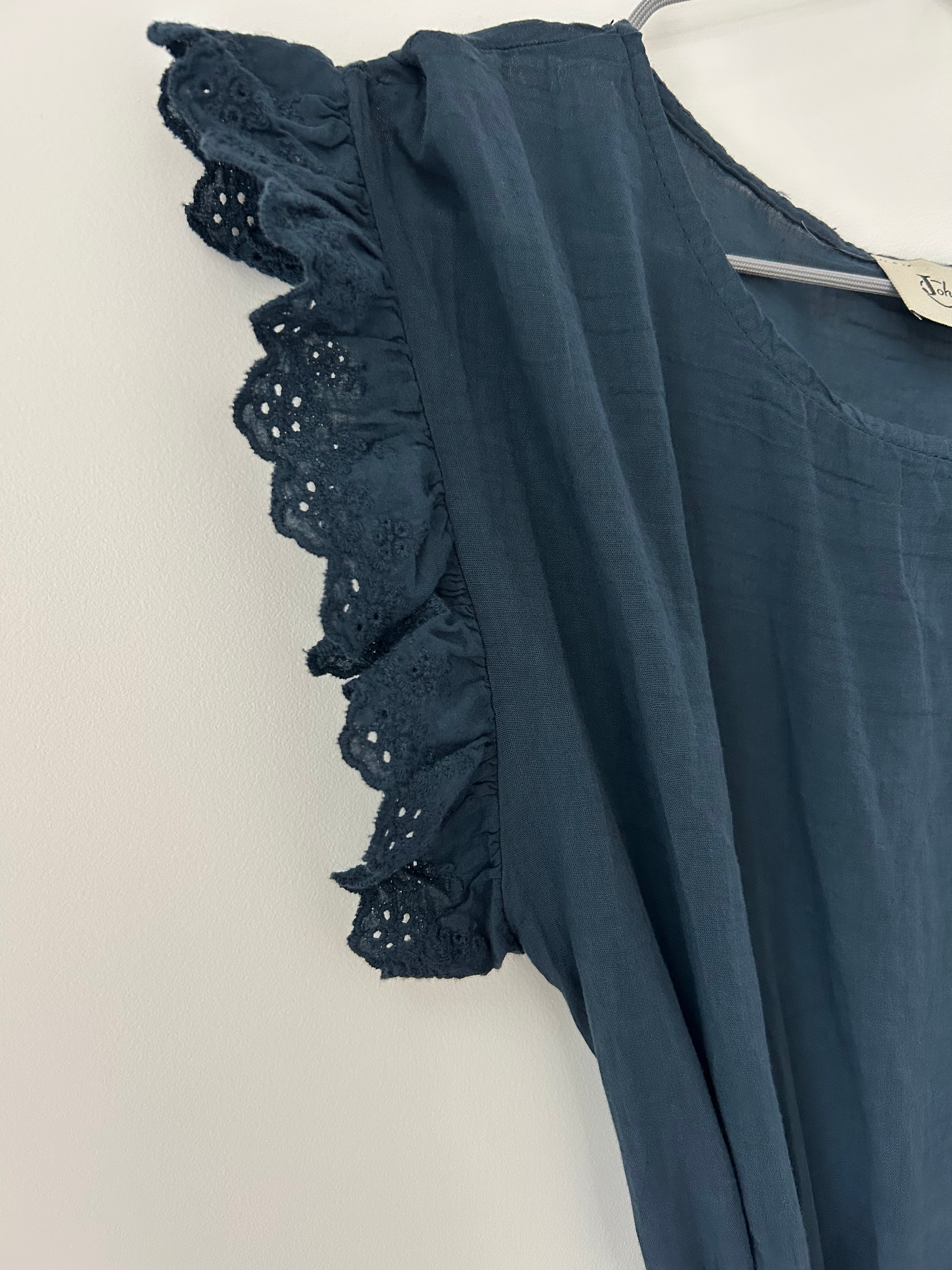 Romantisches Kleid mit Gürtel - dunkelblau