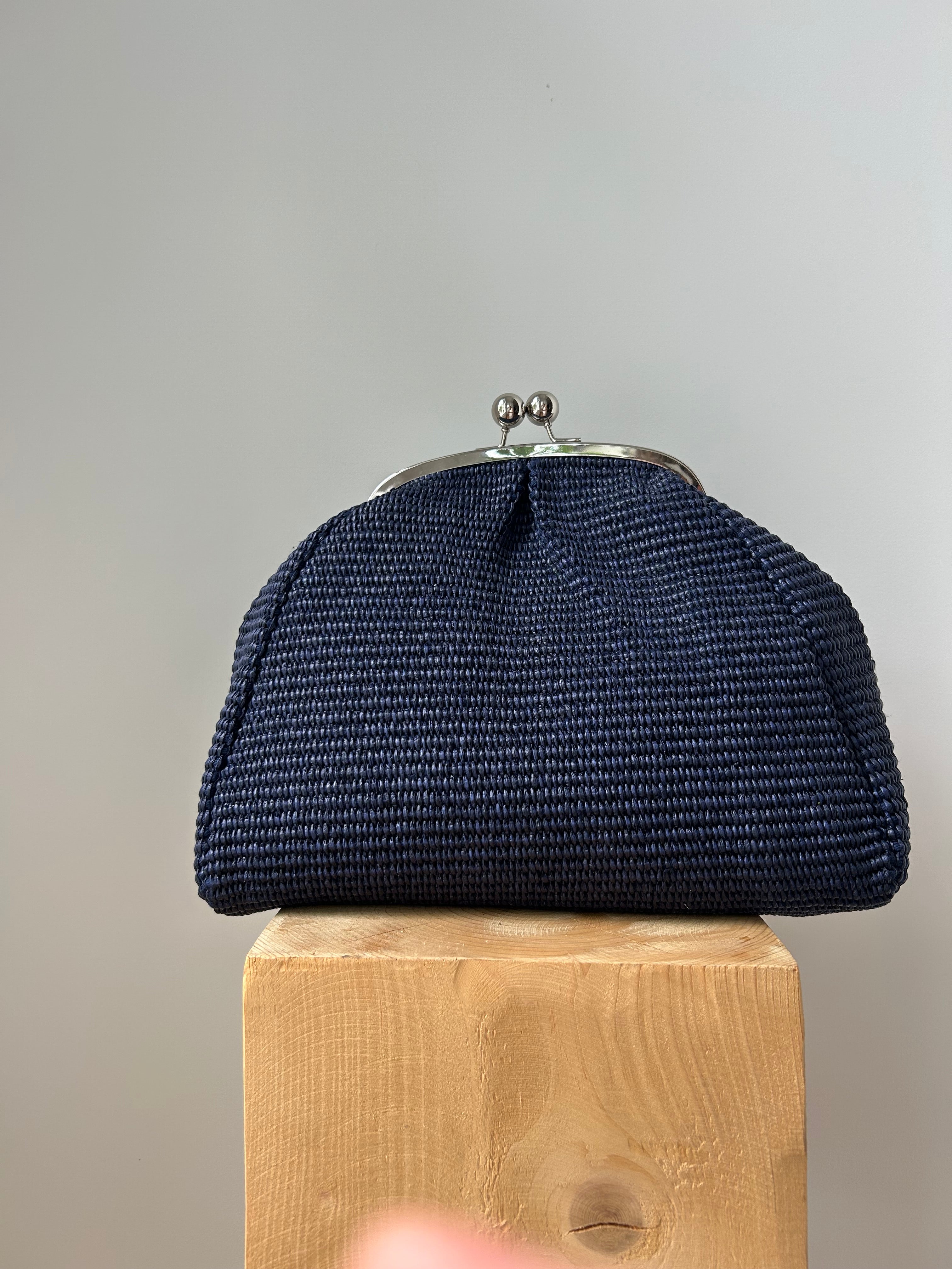 Große Clutch im Raffia-Stil - silber / dunkelblau