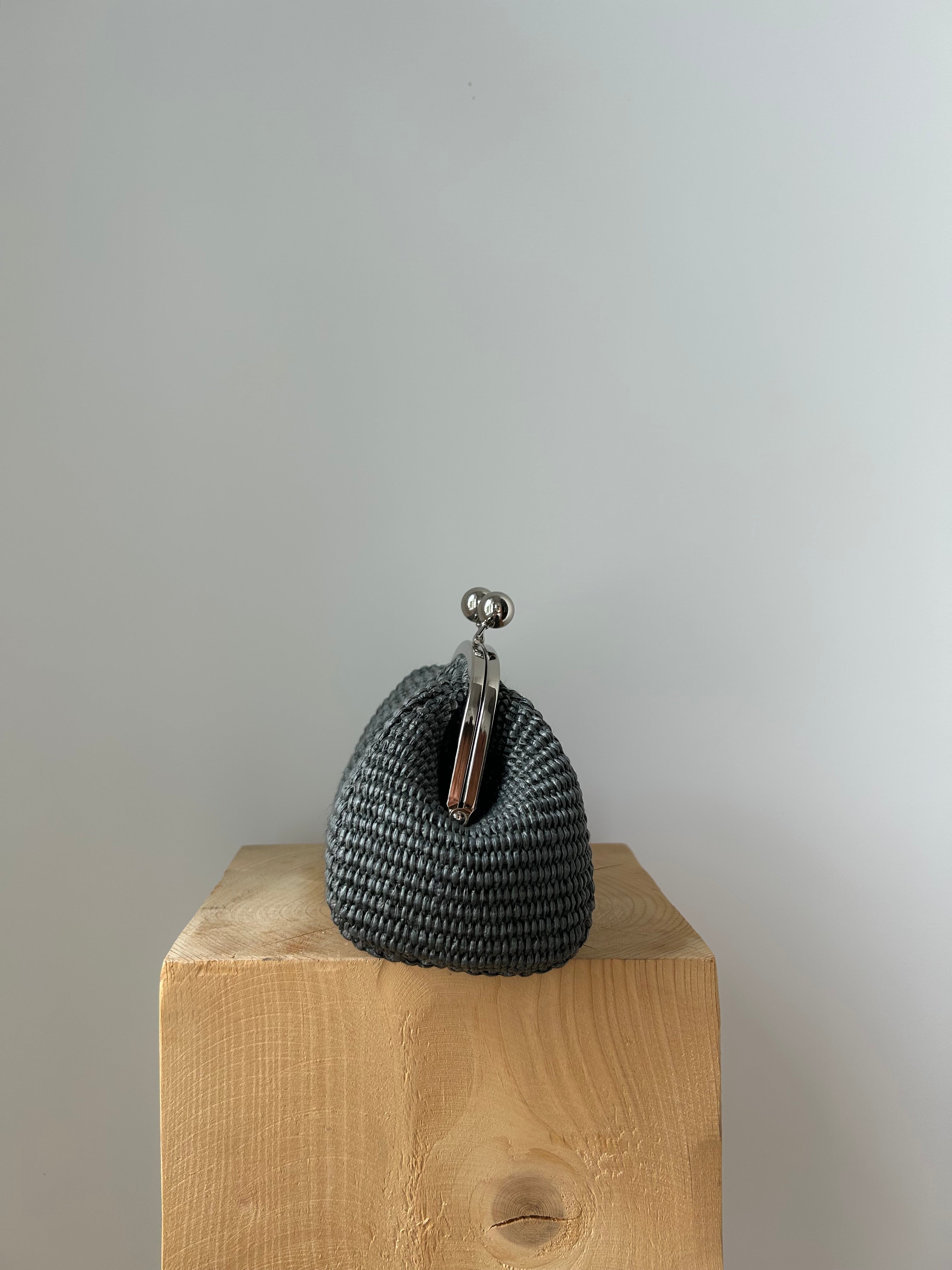 kleine Clutch im Raffia-Stil - silber / dunkelgrau