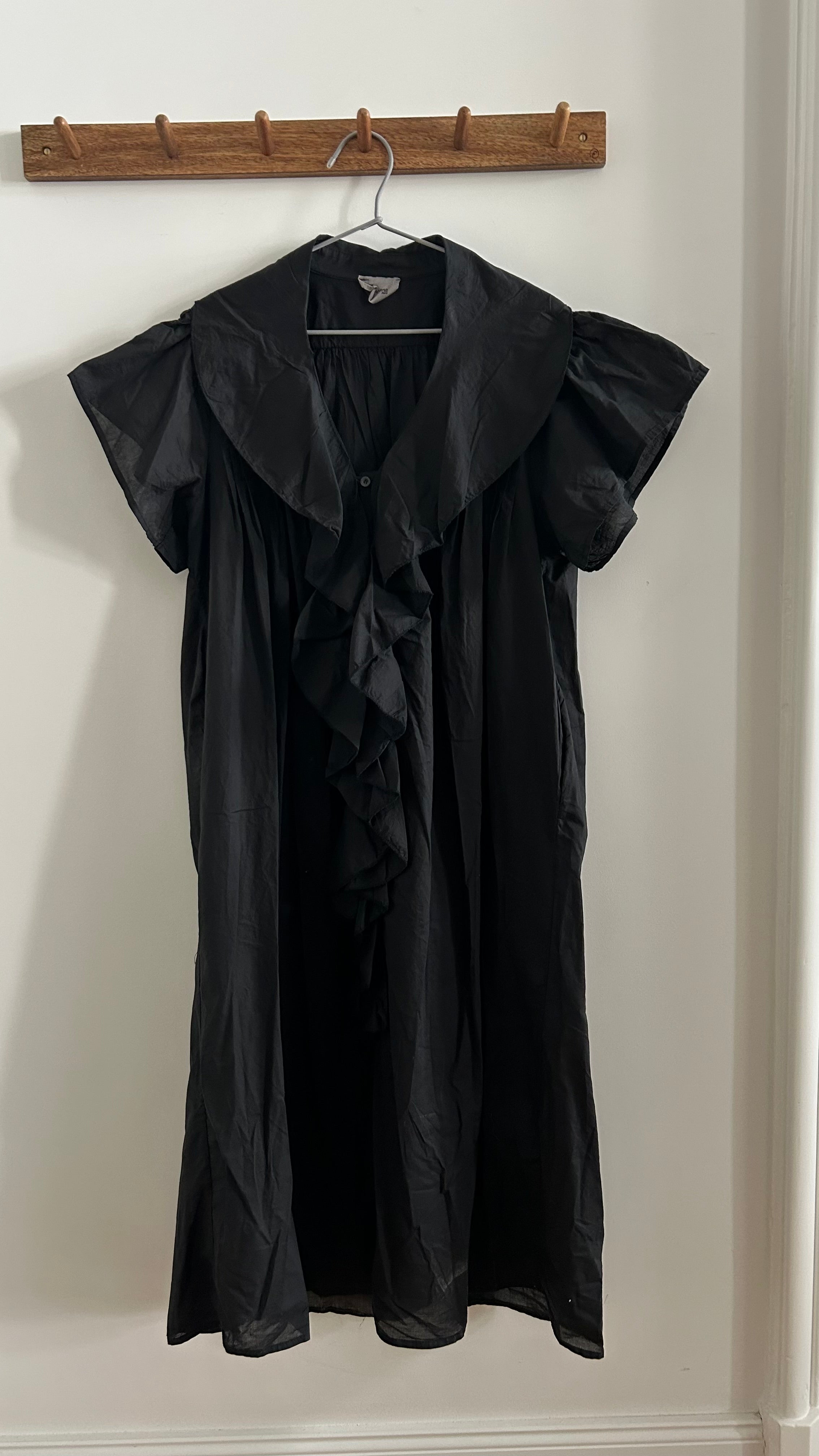 Langes Kleid mit Rüschen schwarz