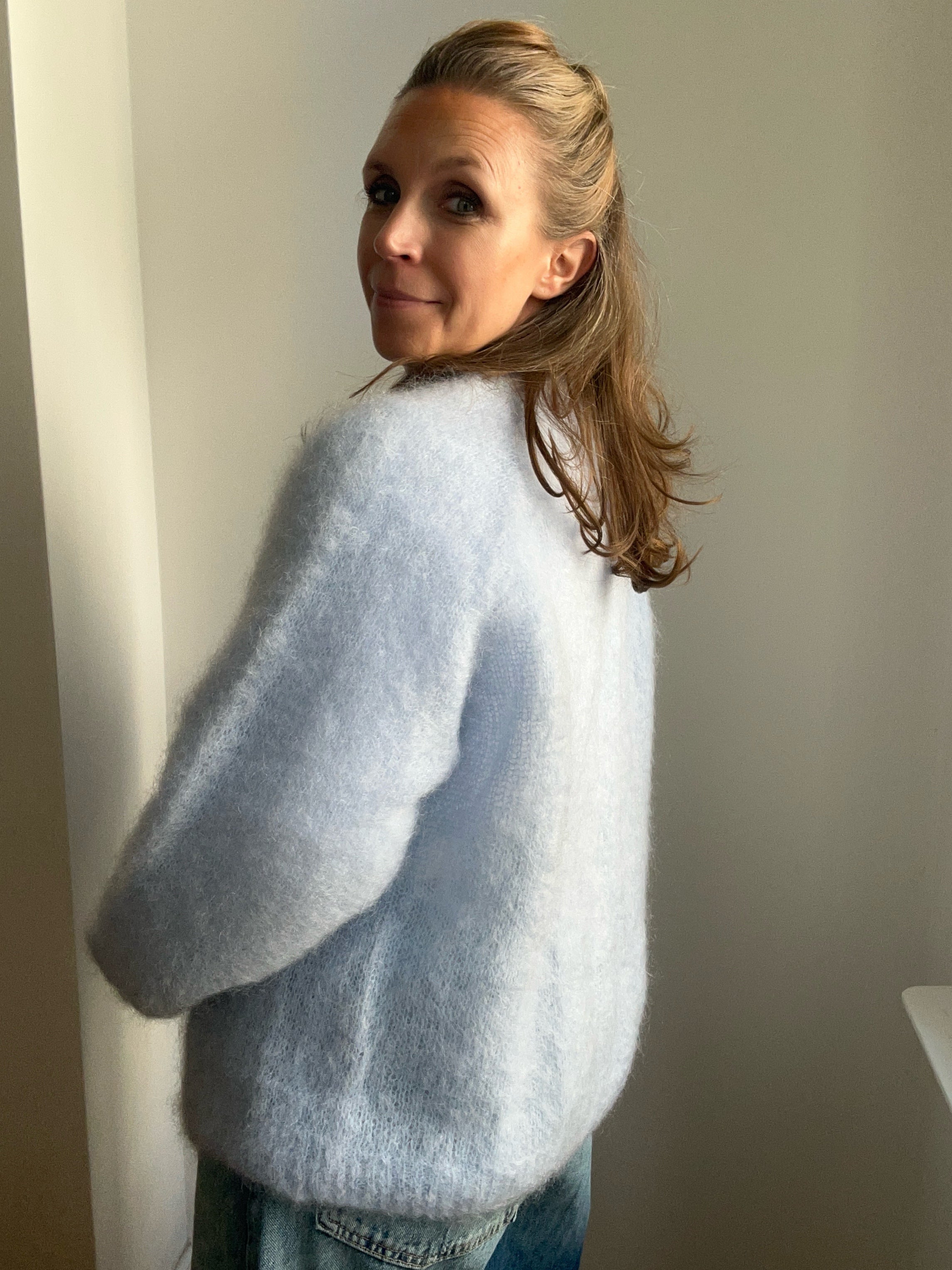 Kuschelweiche Strickjacke aus Mohair - Eisblau