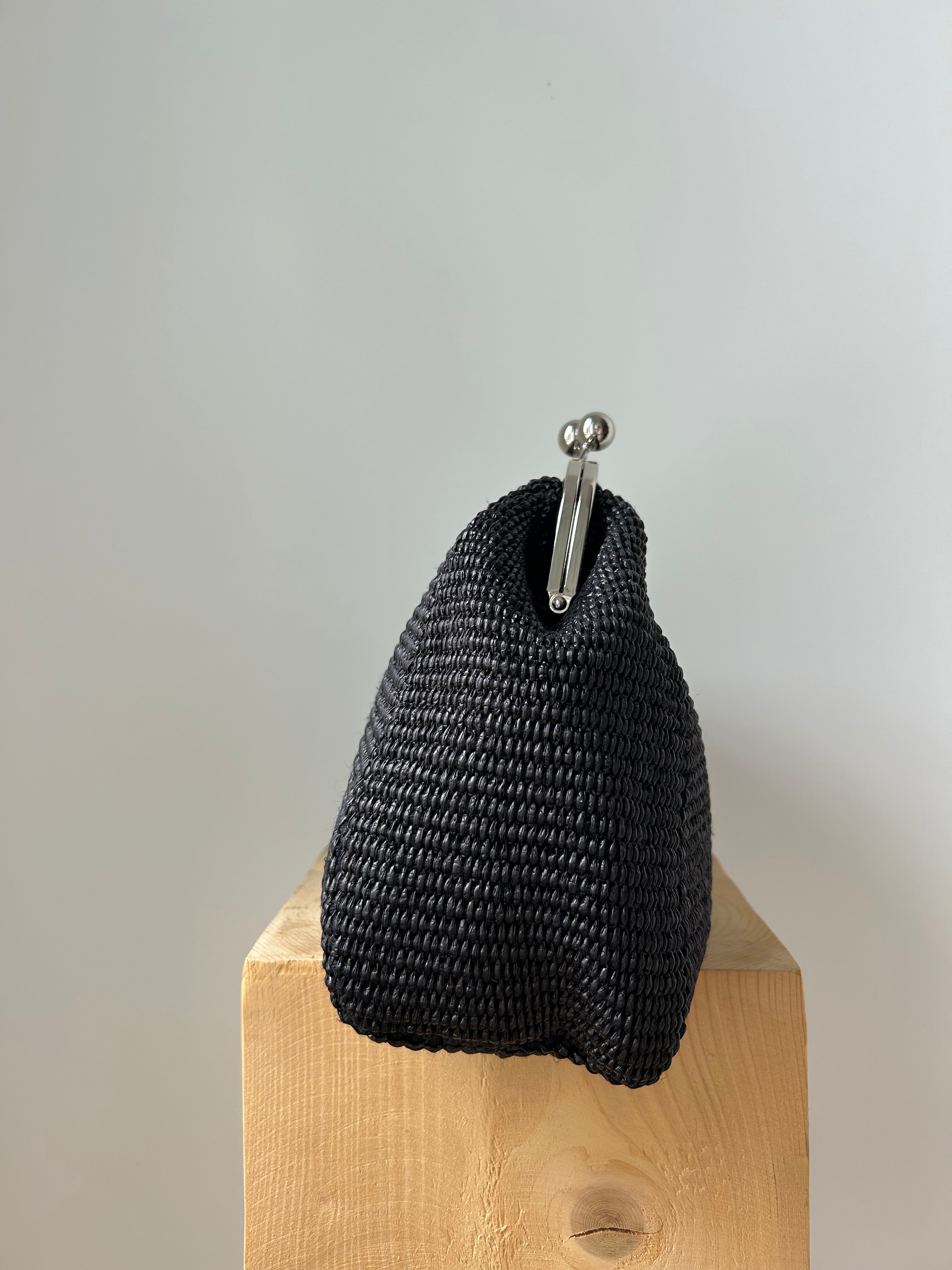 Große Clutch im Raffia-Stil - silber / schwarz