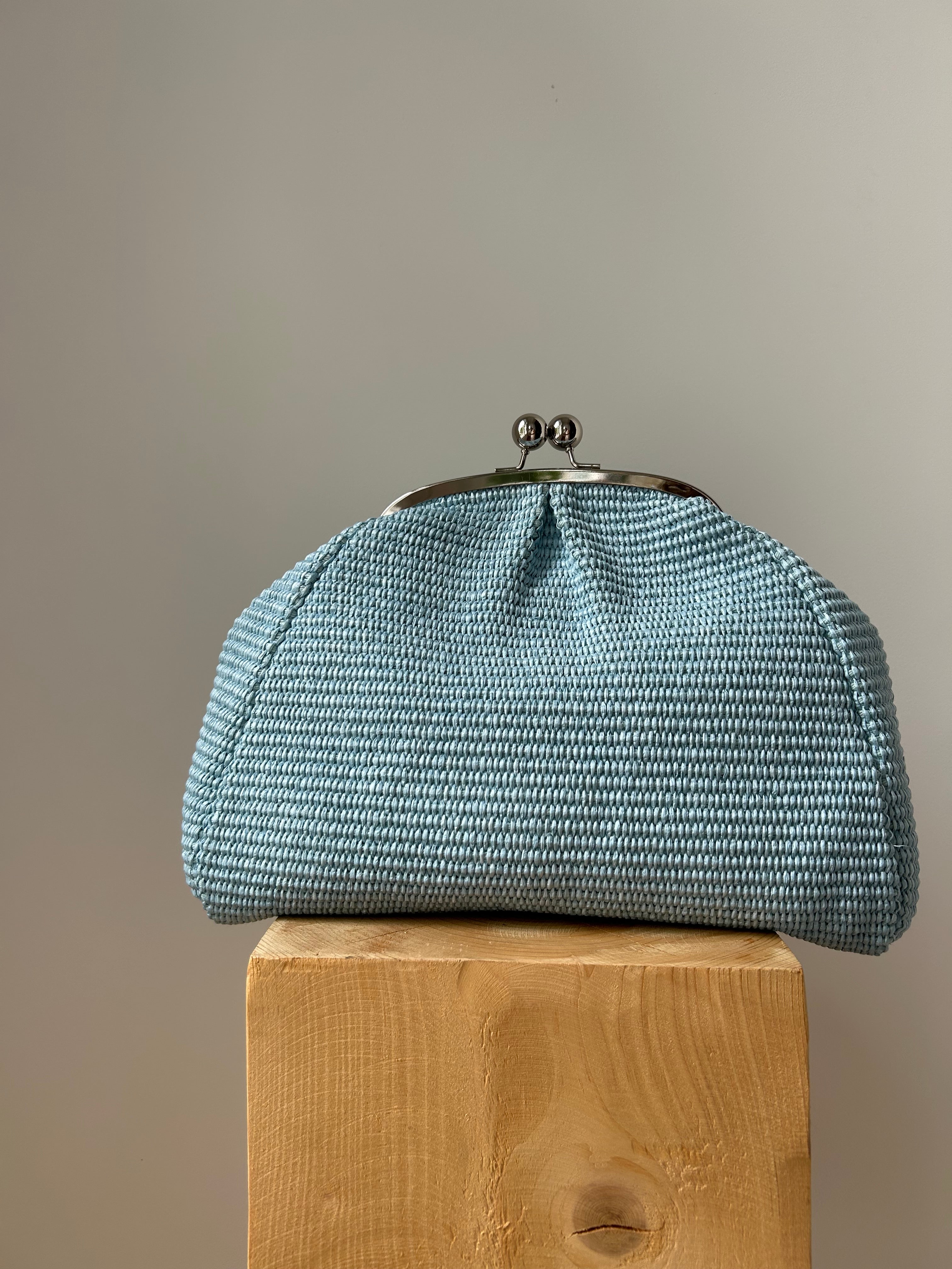 Große Clutch im Raffia-Stil - silber / hellblau
