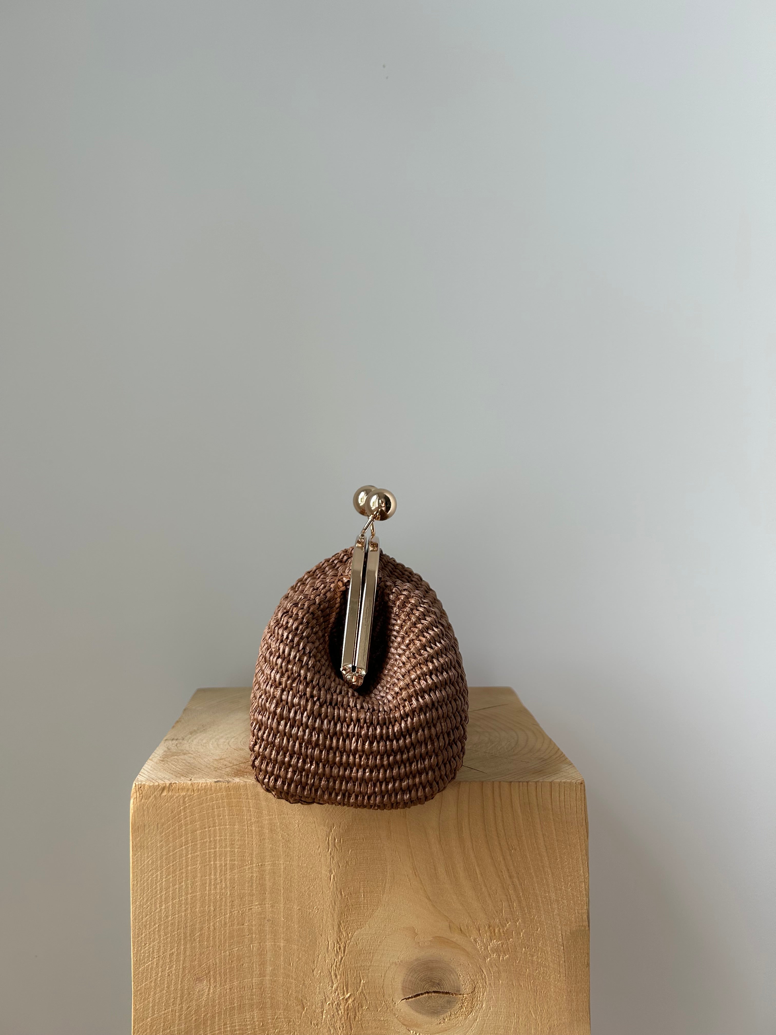 kleine Clutch im Raffia-Stil - roségold / kaffebraun