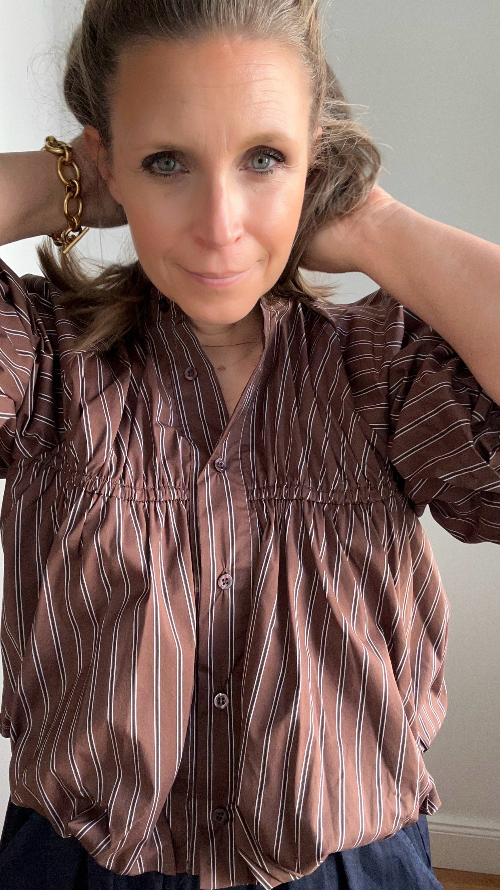 Voluminöse Bluse mit Streifen - braun