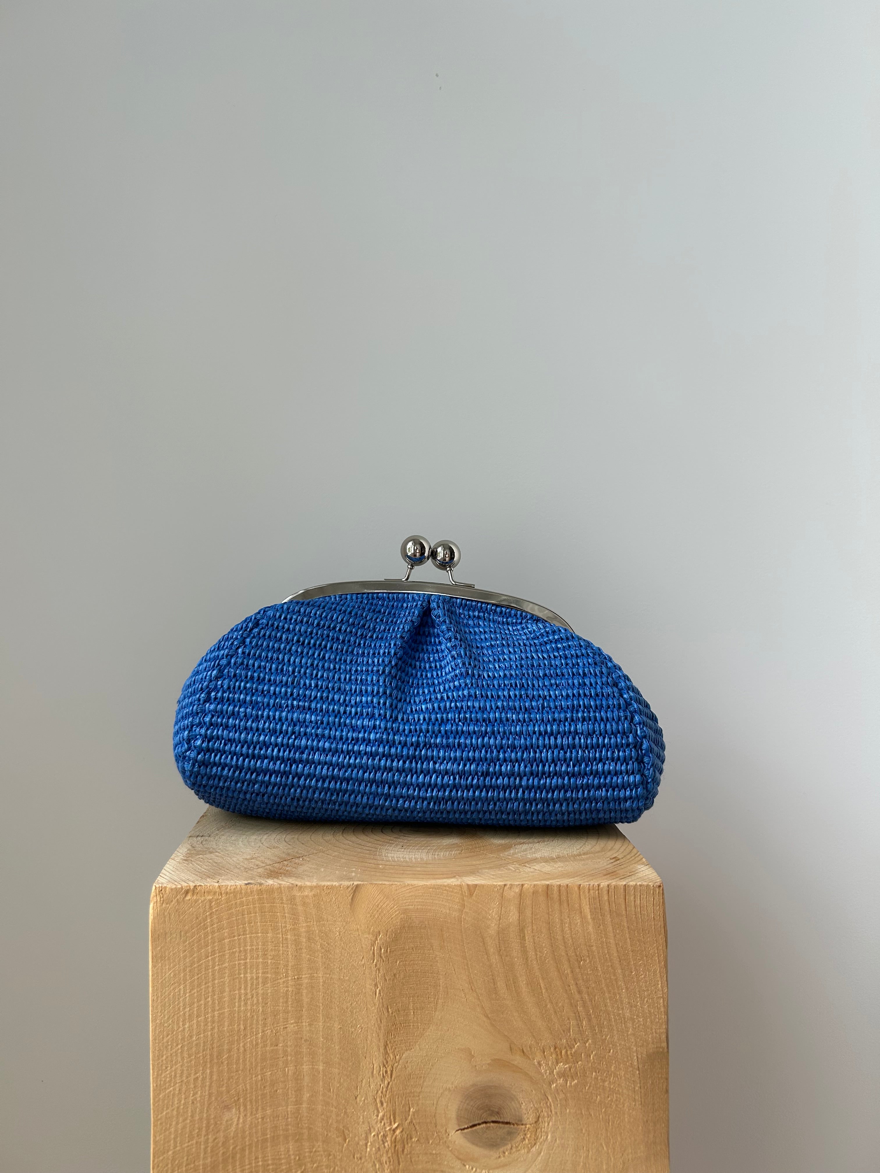 kleine Clutch im Raffia-Stil - silber / kornblumenblau