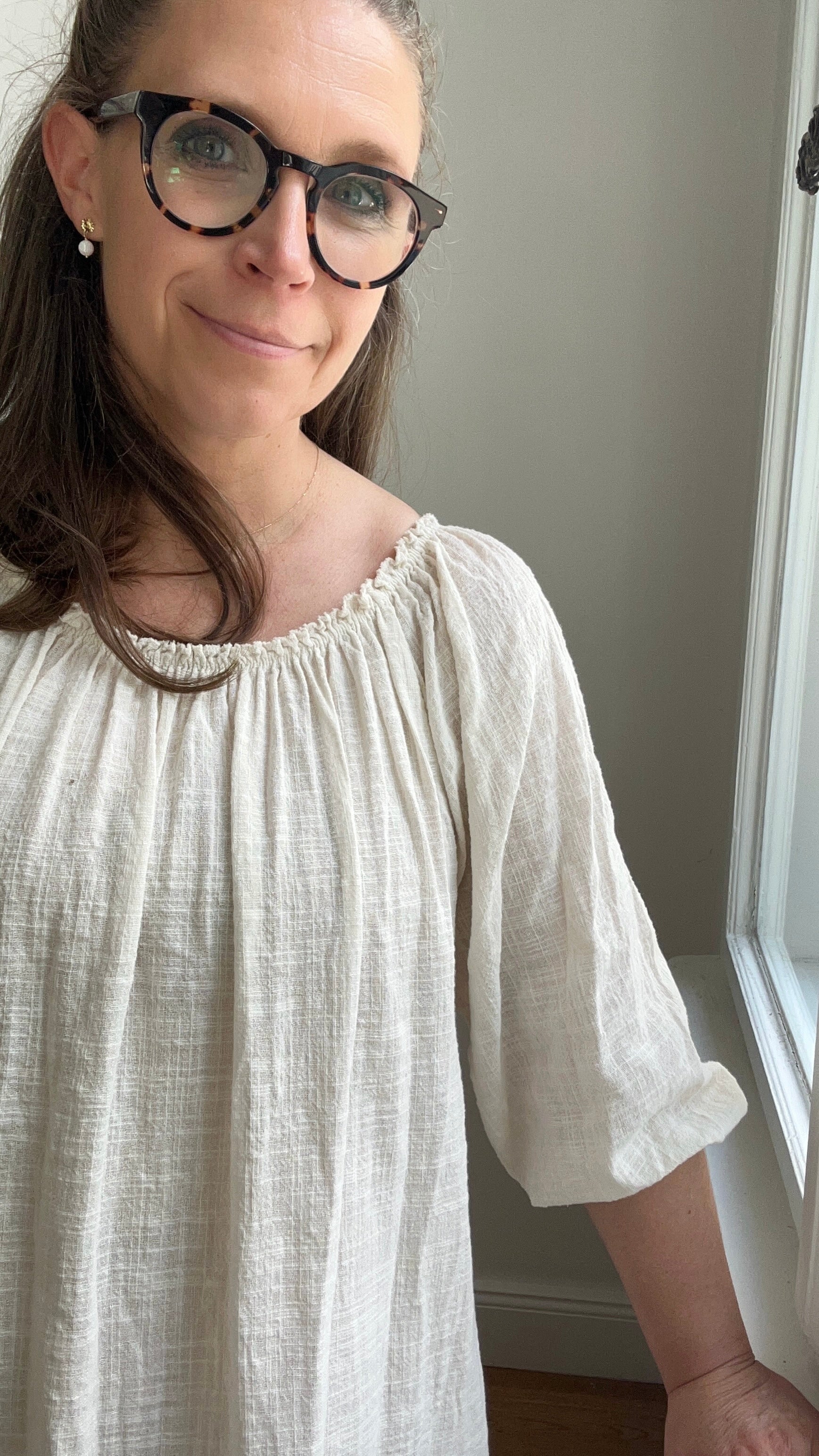 Langes Kleid mit gerafftem Ausschnitt - creme