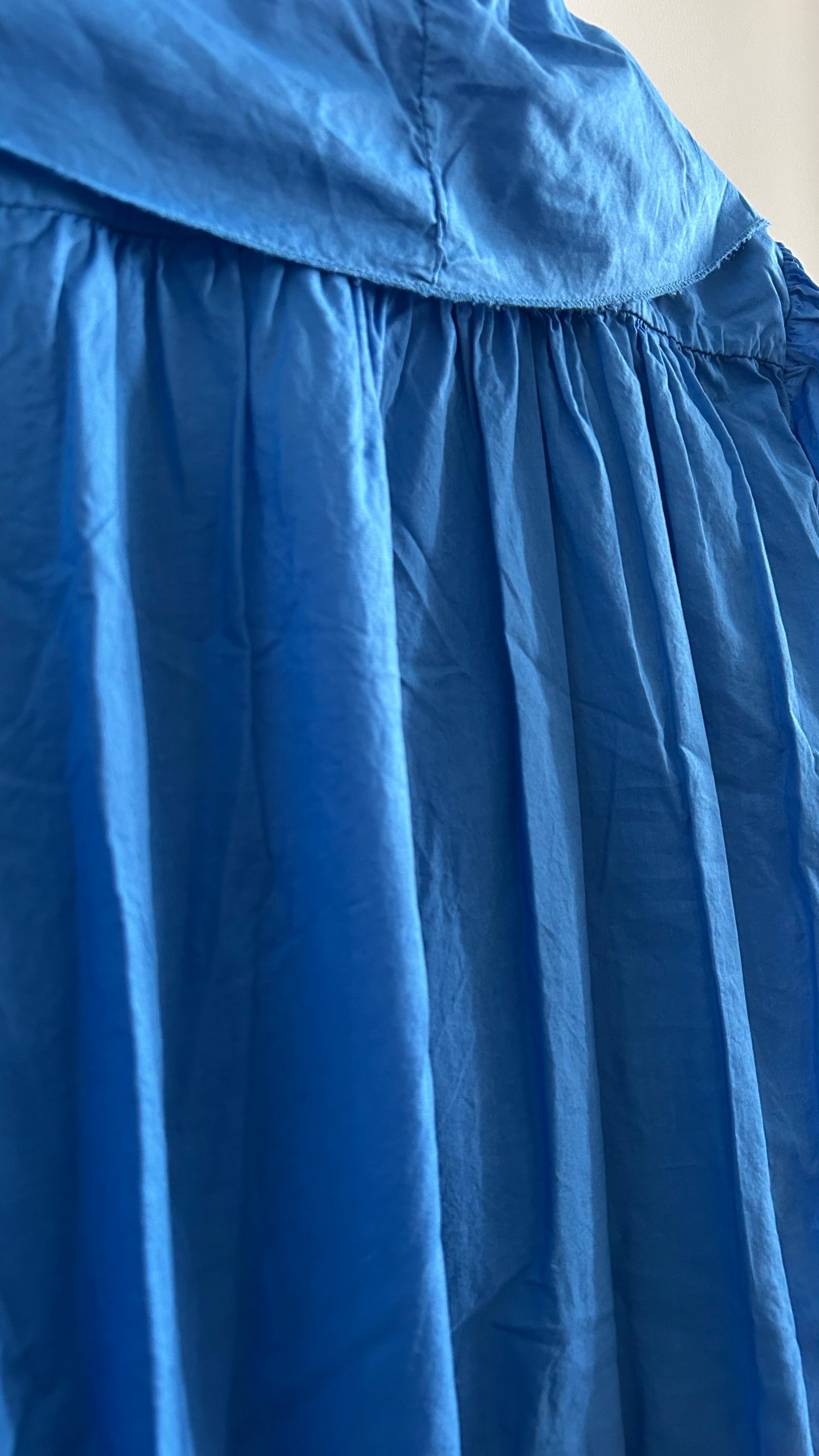 Langes Kleid mit Rüschen azurblau