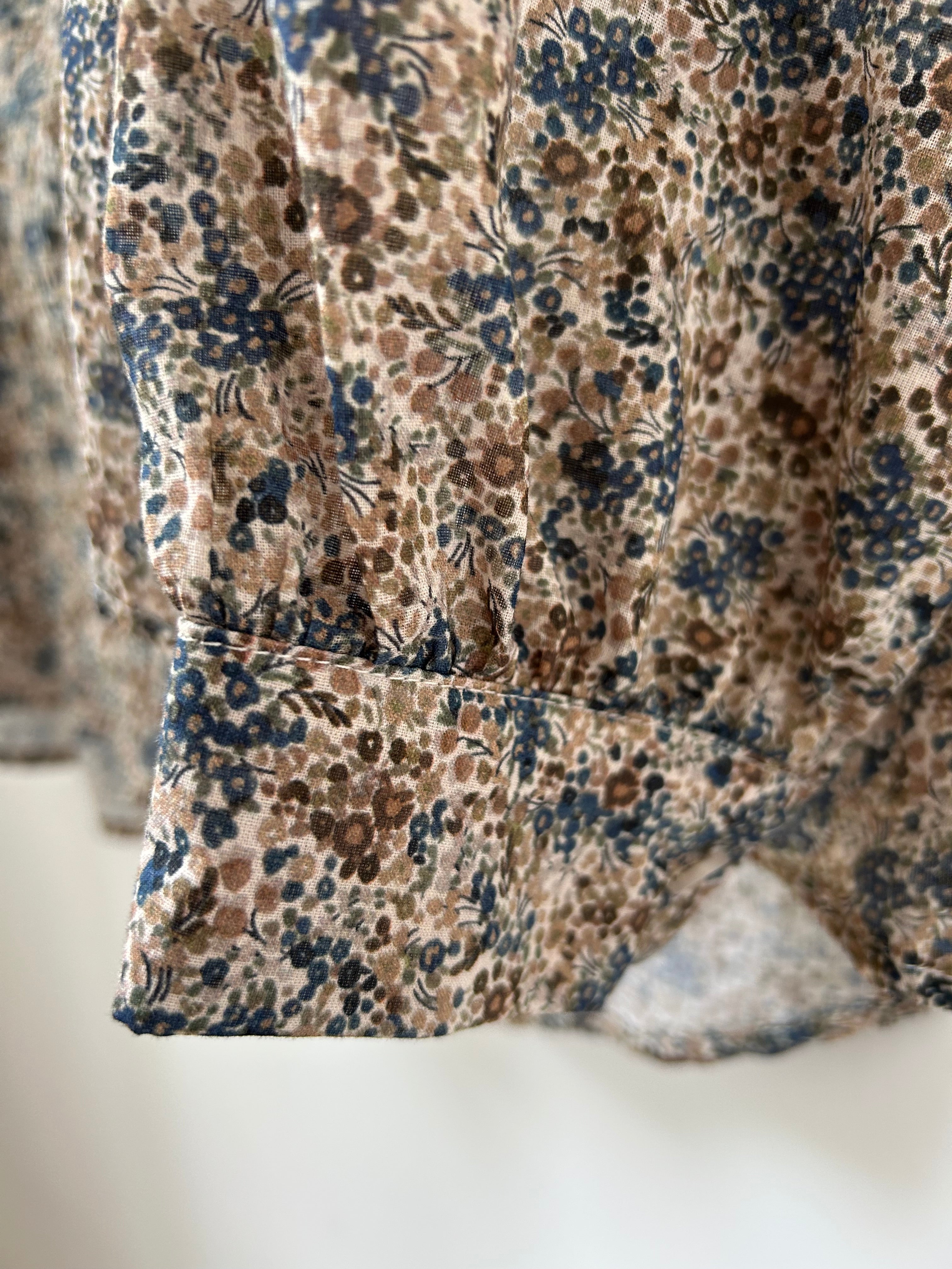 Blümchen-Bluse mit Rüschen - grau-blau