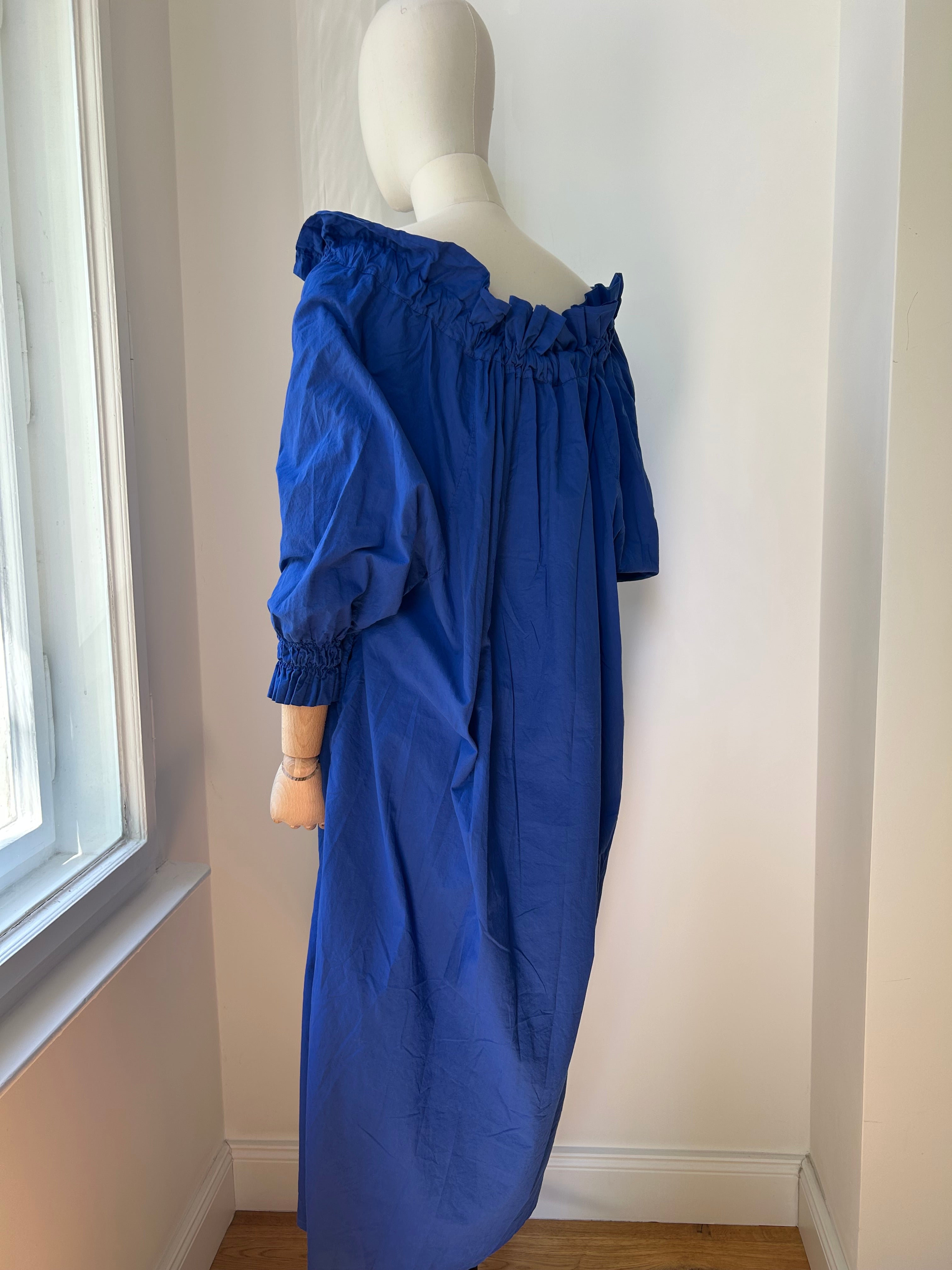 Blaues Kleid mit Tunnelzug