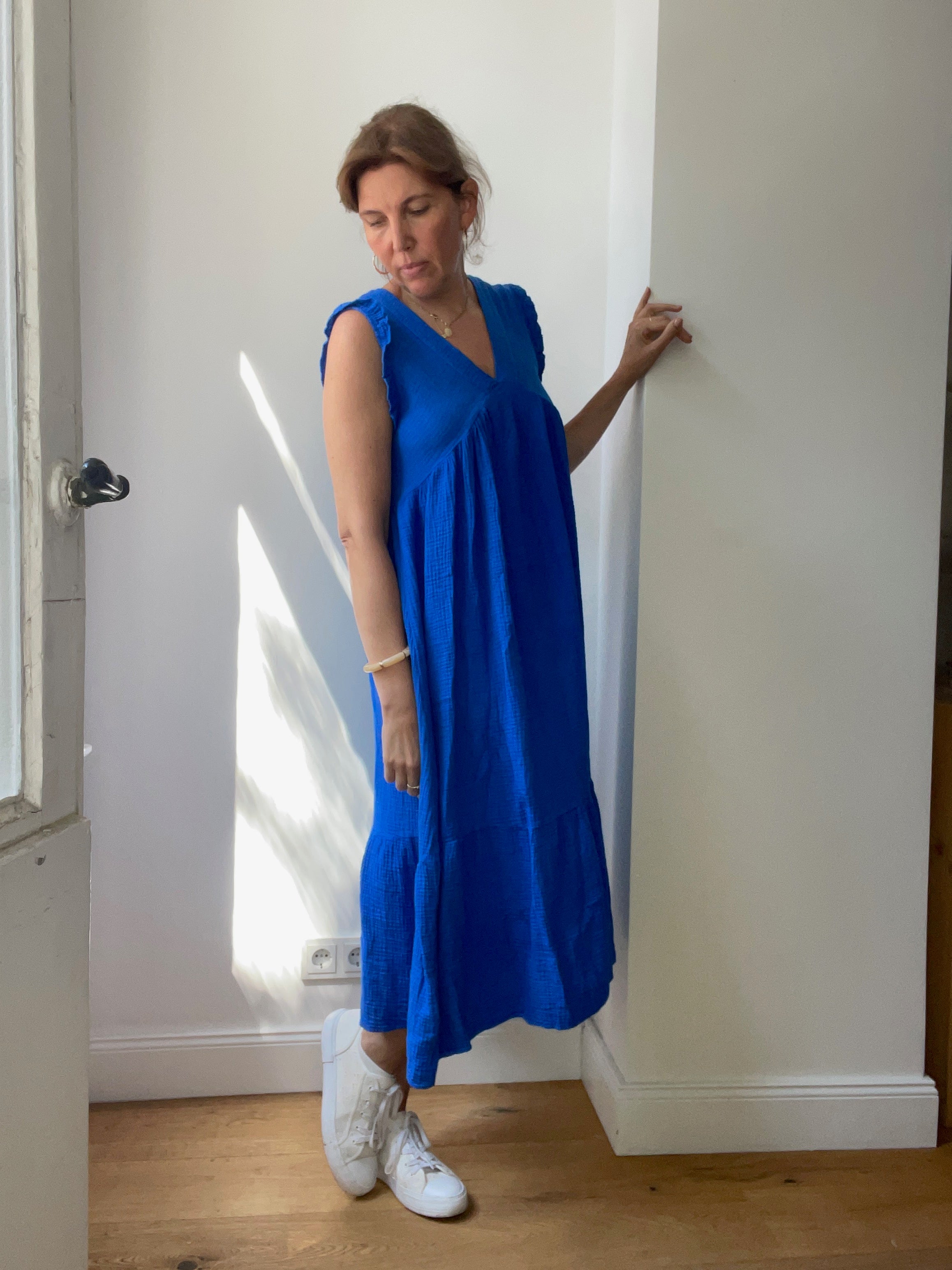 Ärmelloses Kleid mit Empireschnitt - azurblau