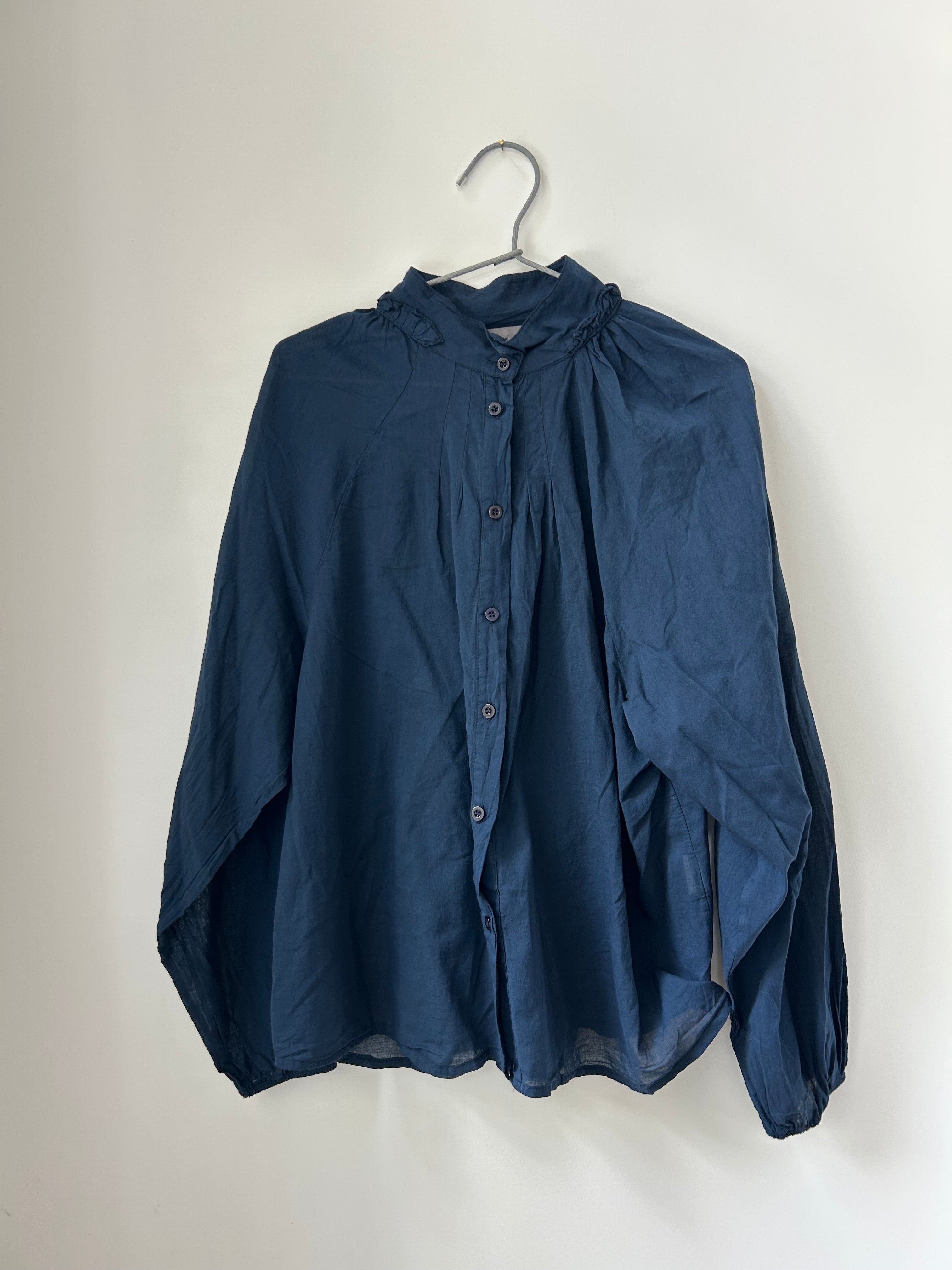 Baumwollbluse mit raffiniertem Kragen - dunkelblau
