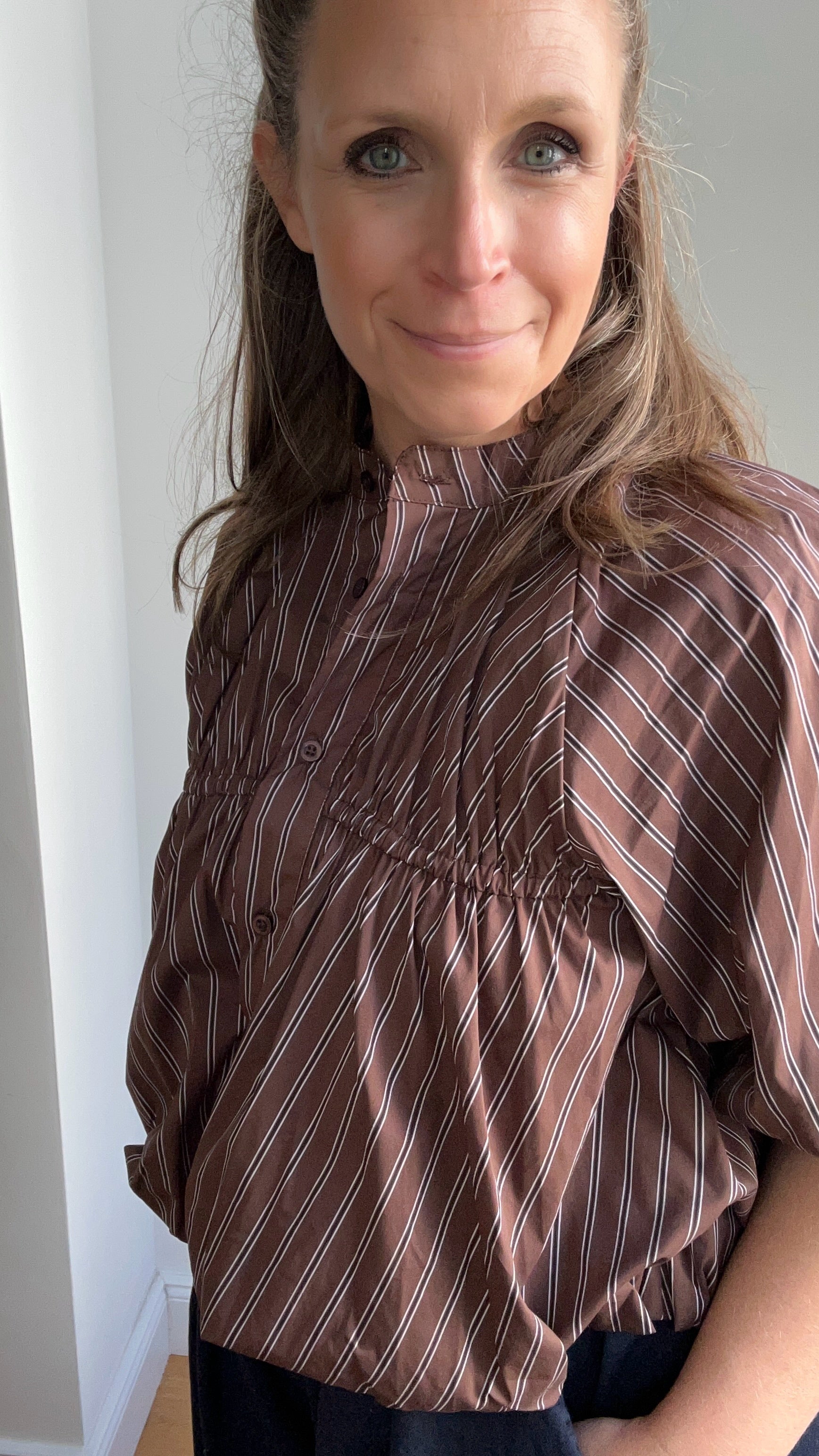 Voluminöse Bluse mit Streifen - braun
