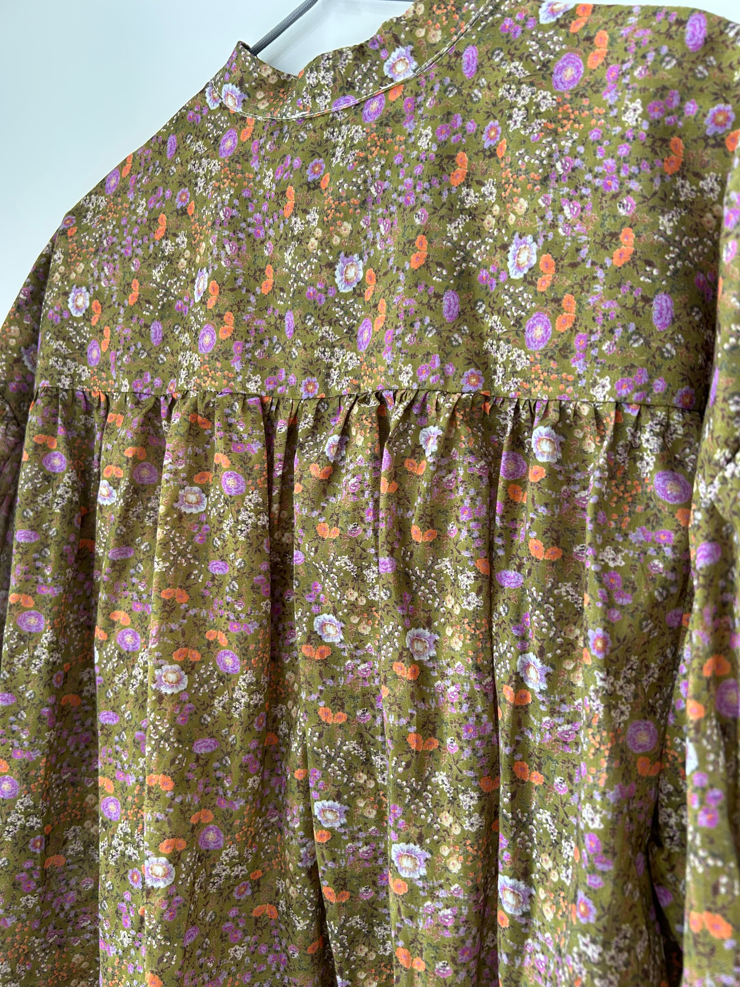 Blümchen-Bluse mit Rüschen - grün