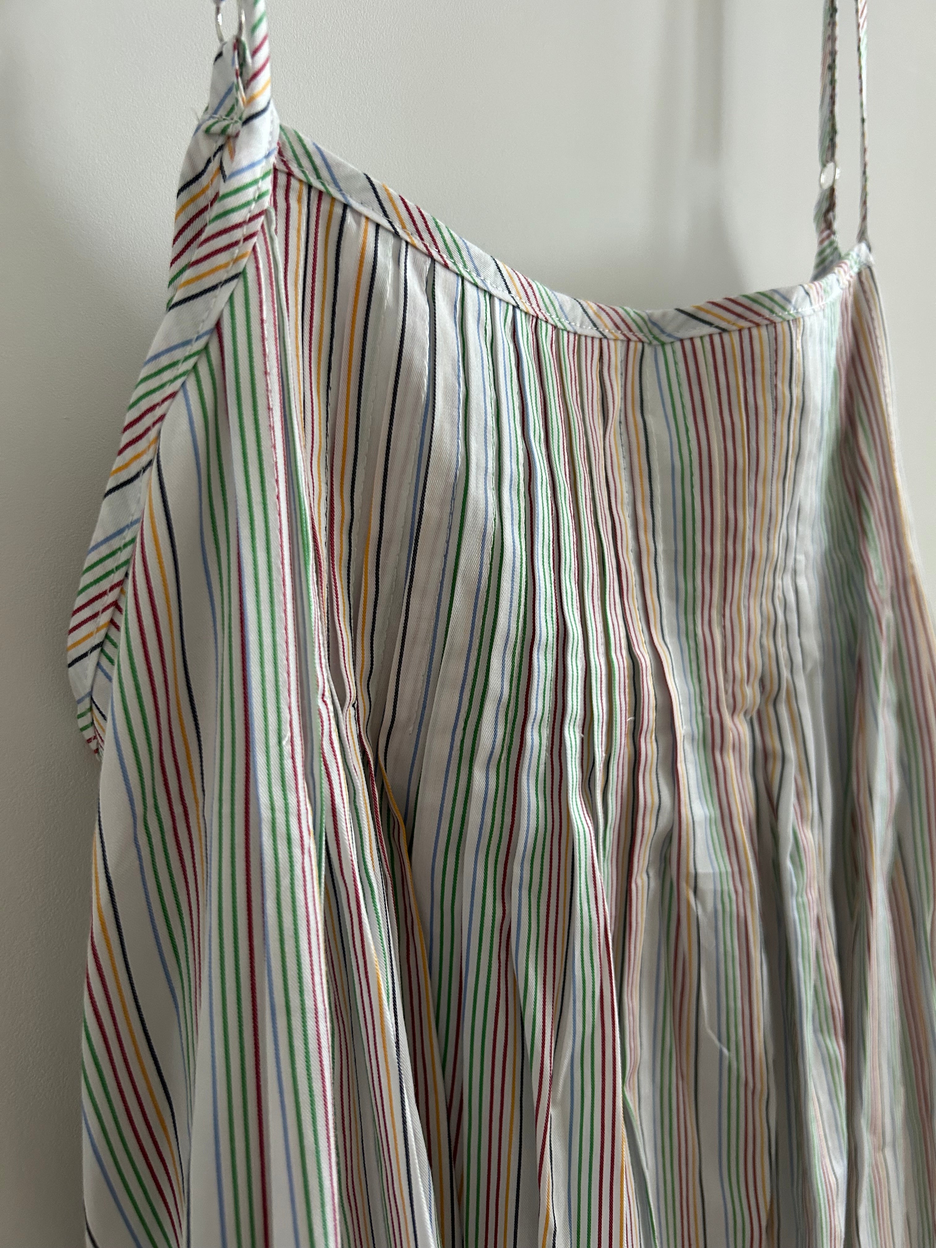 Gestreiftes Trägerkleid mit Biesen