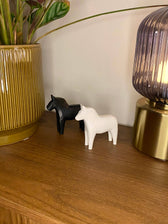 Handgeschnitzes Dala-Pferd – S 10 cm weiss