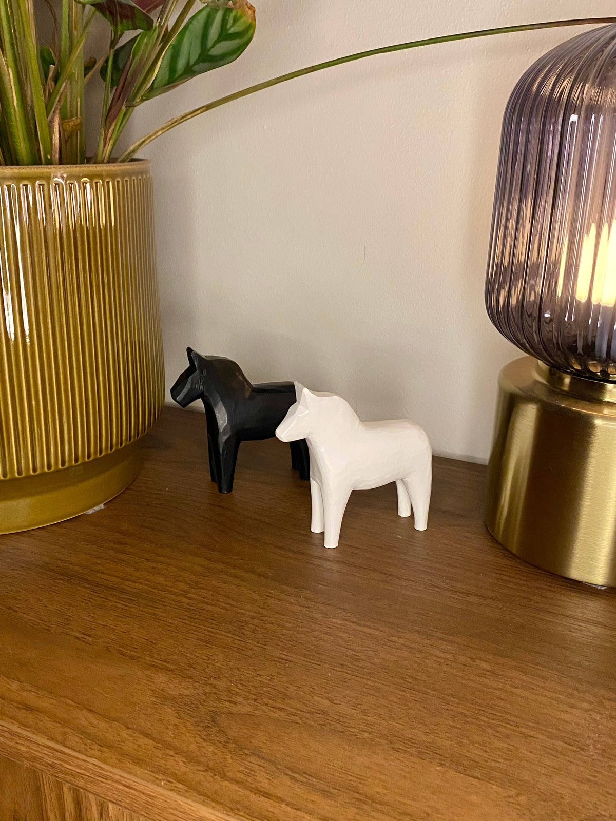 Handgeschnitzes Dala-Pferd – S 10 cm weiss