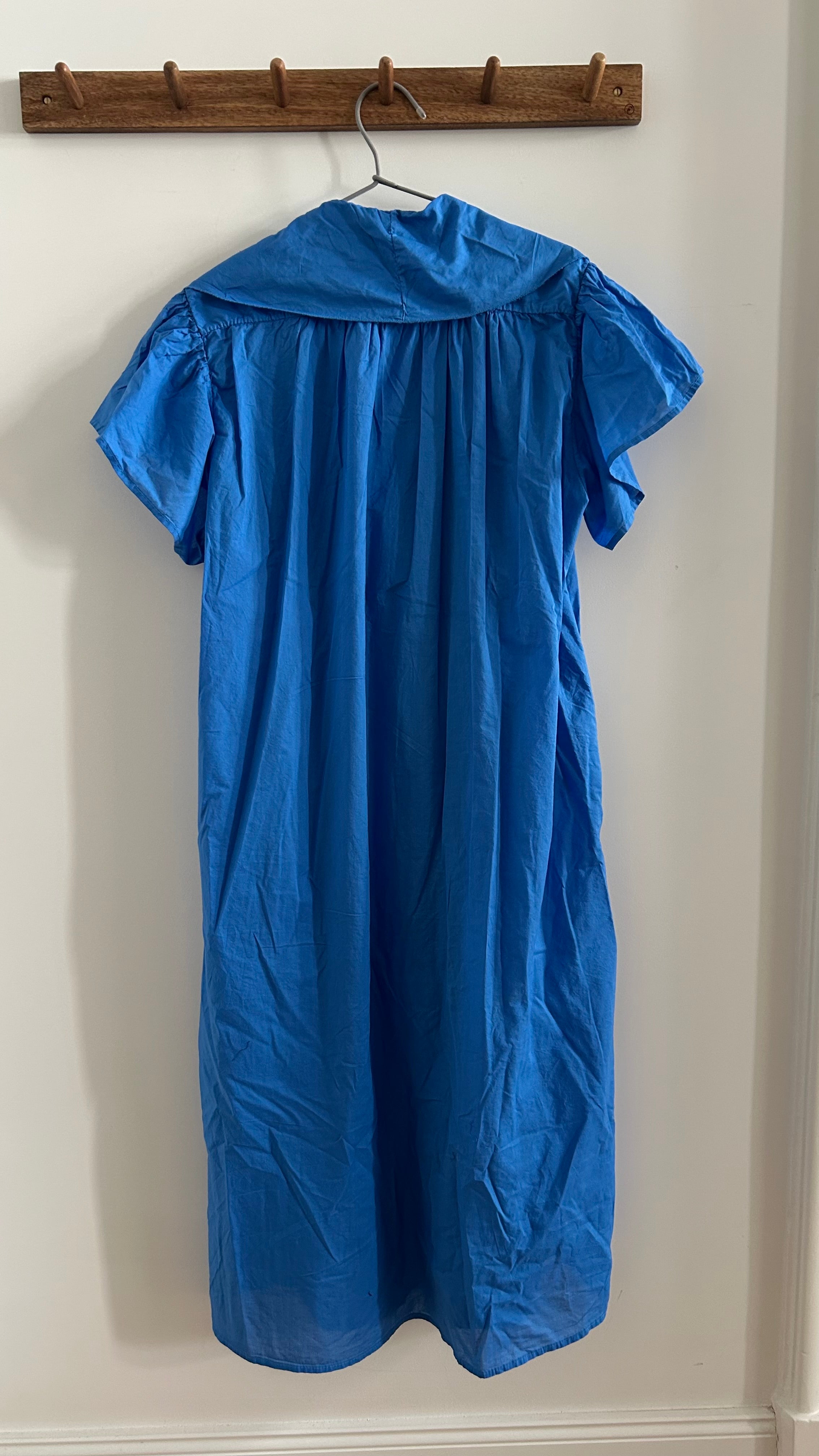 Langes Kleid mit Rüschen azurblau