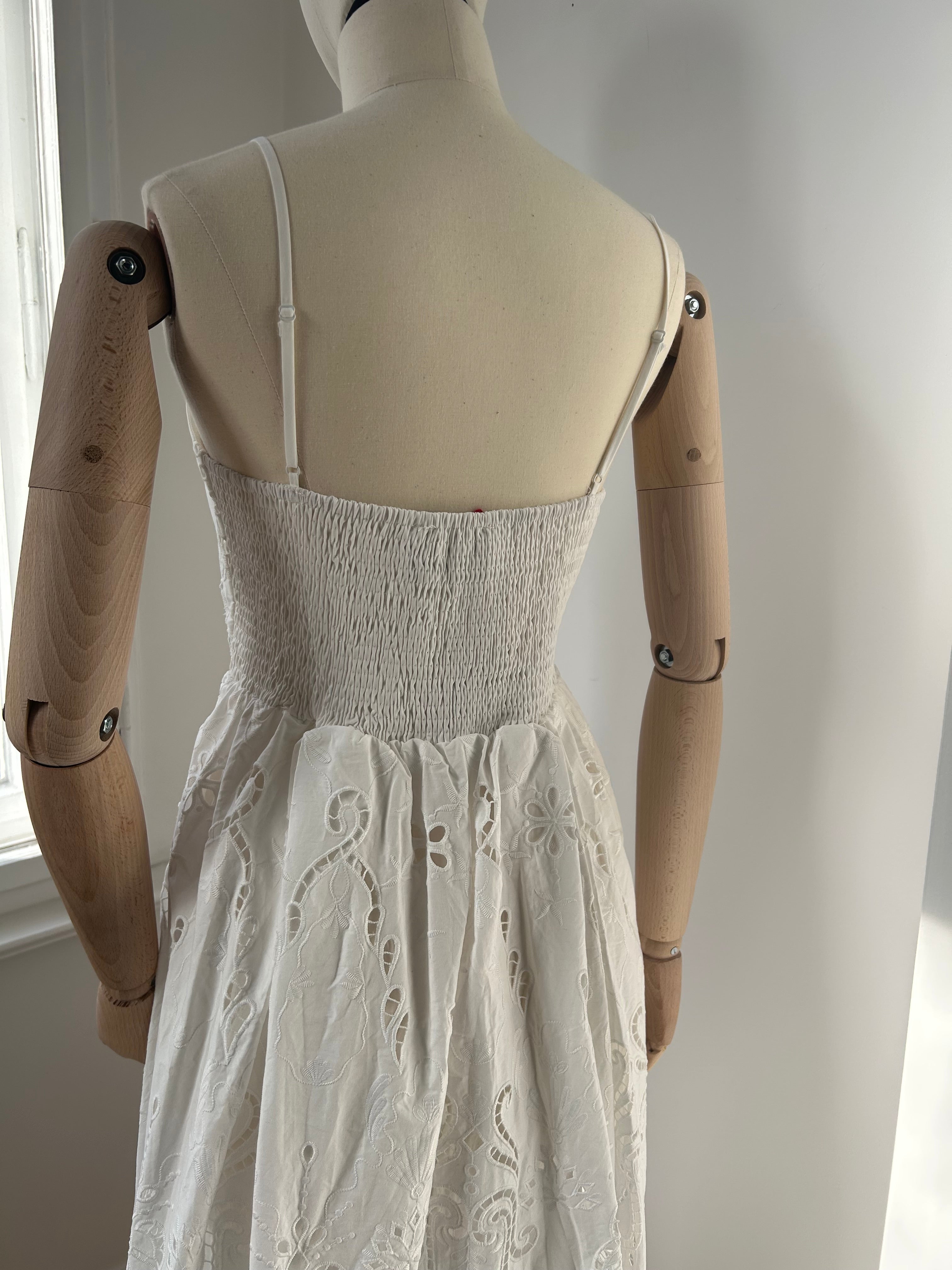 Weißes Spitzenkleid