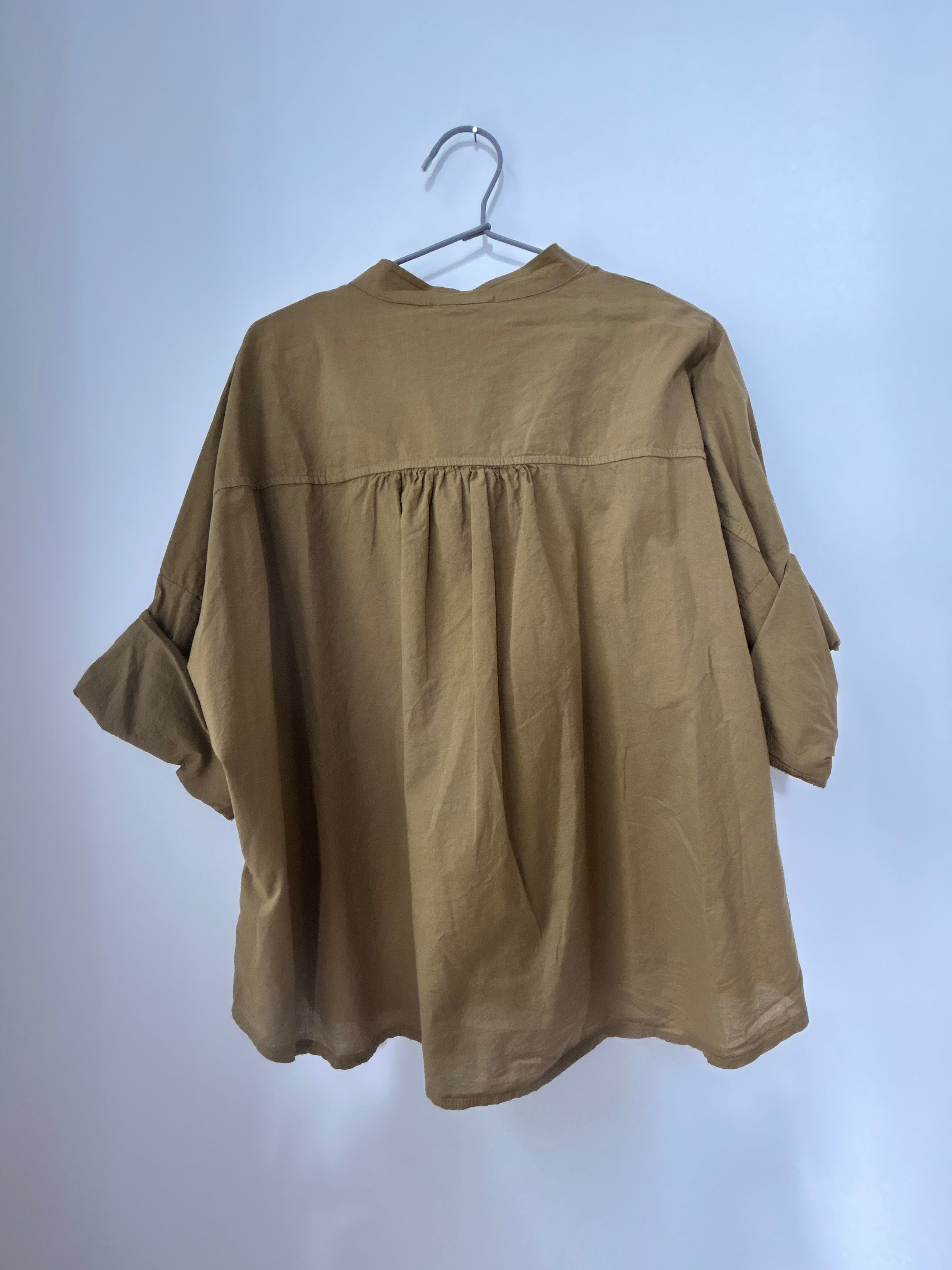 Schlichte Bluse zum Durchknöpfen – camel