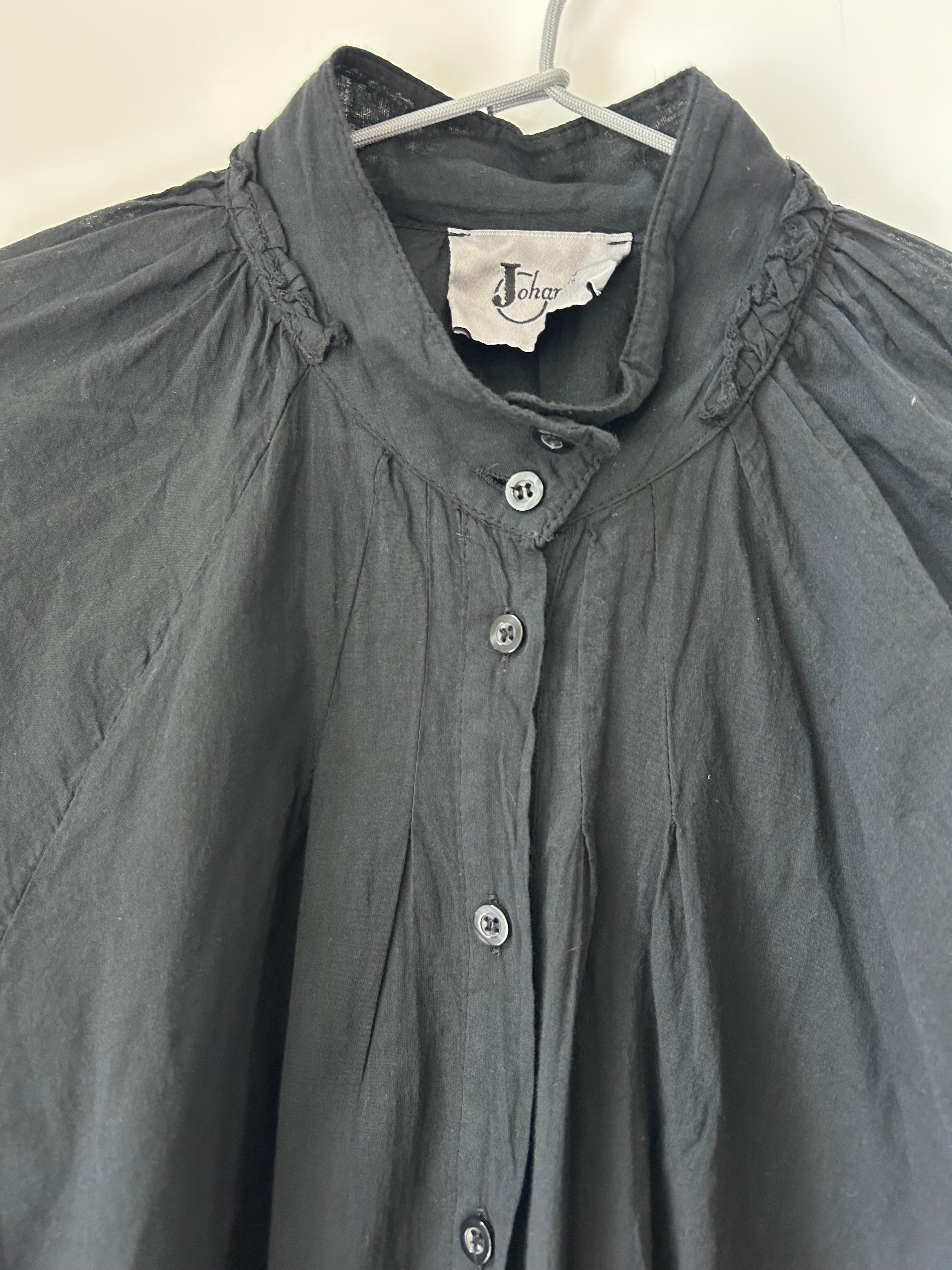 Baumwollbluse mit raffiniertem Kragen - schwarz