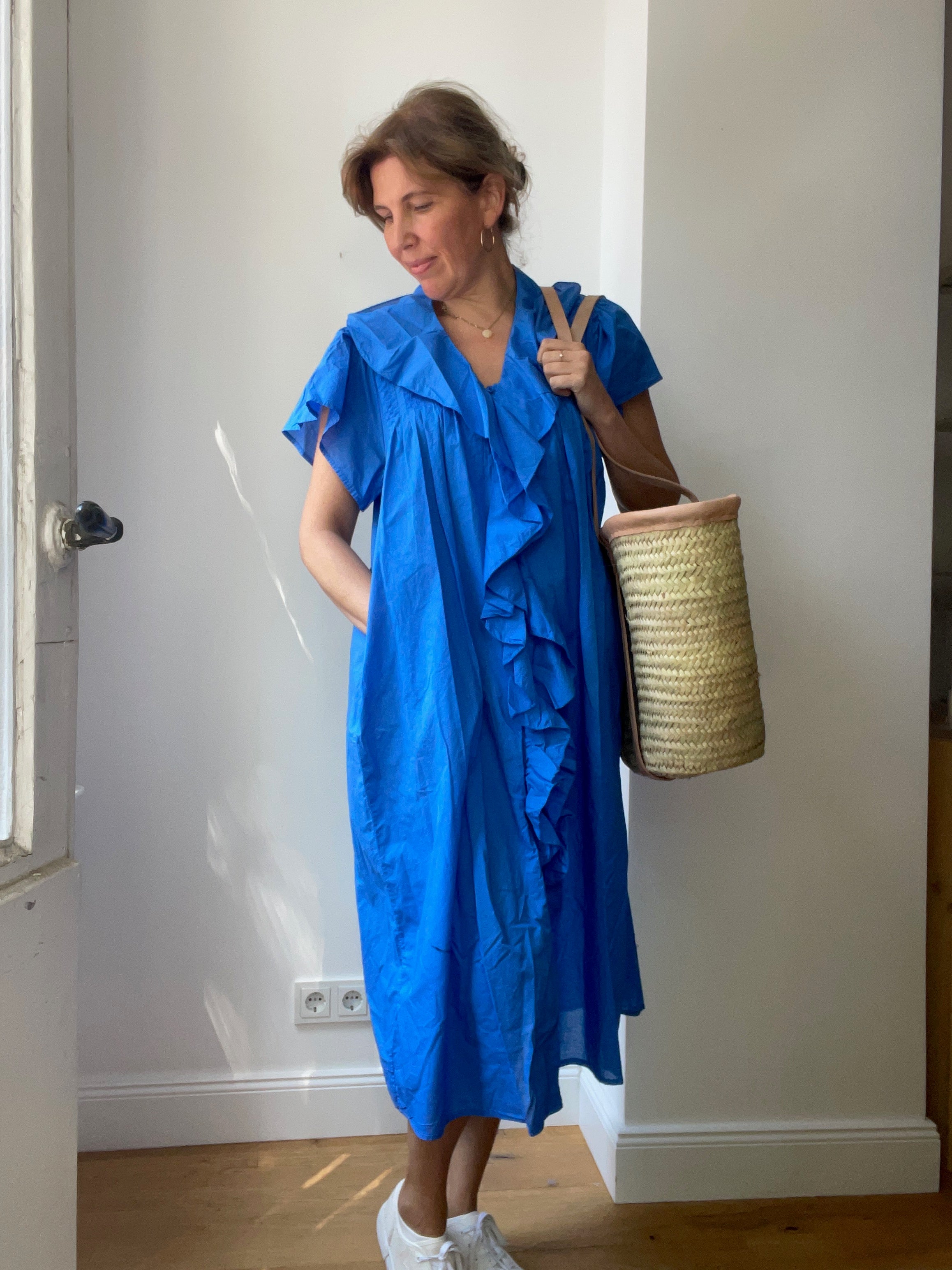 Langes Kleid mit Rüschen azurblau