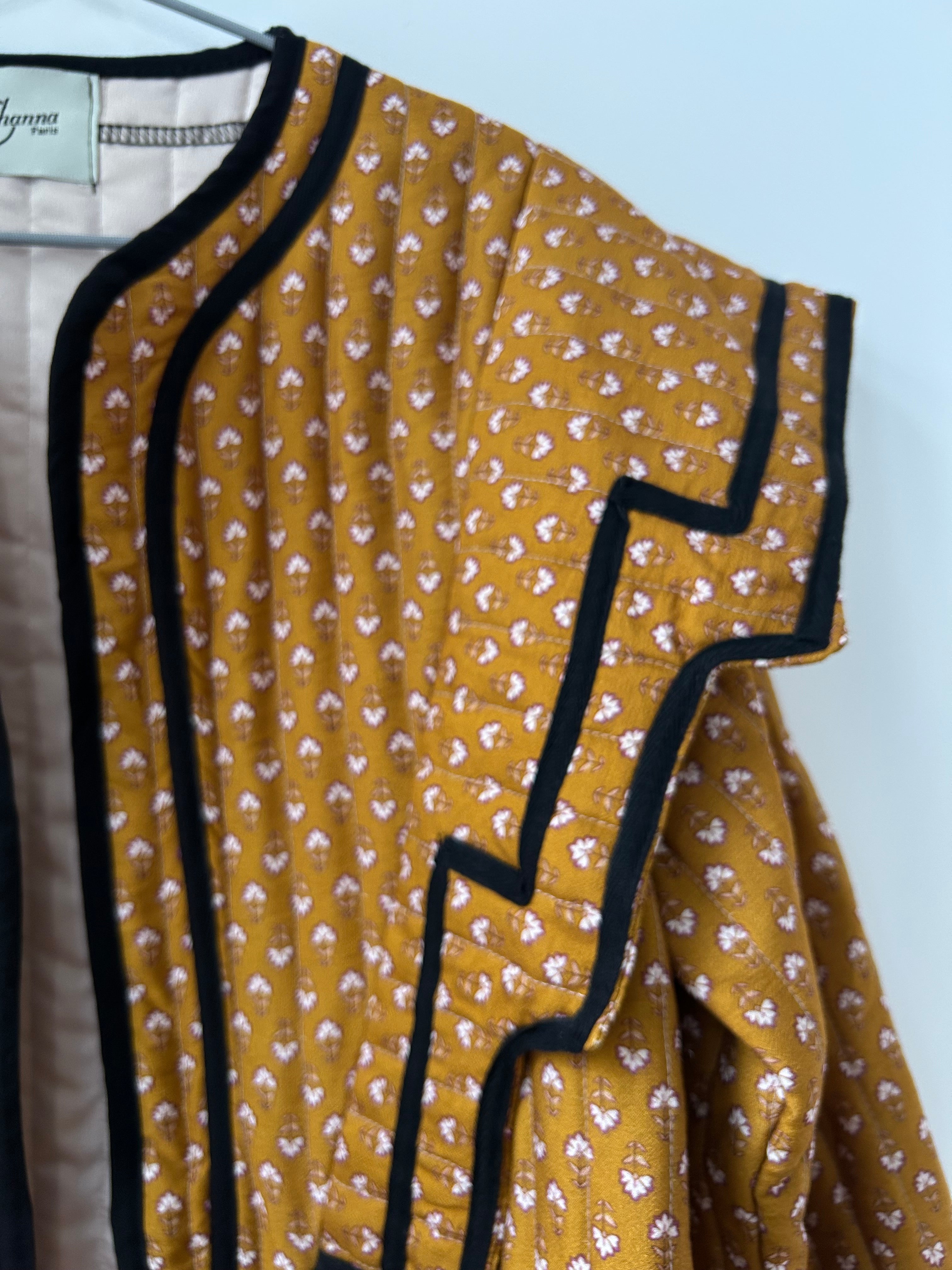 Gequiltete Jacke mit Blümchenmuster - Ocker