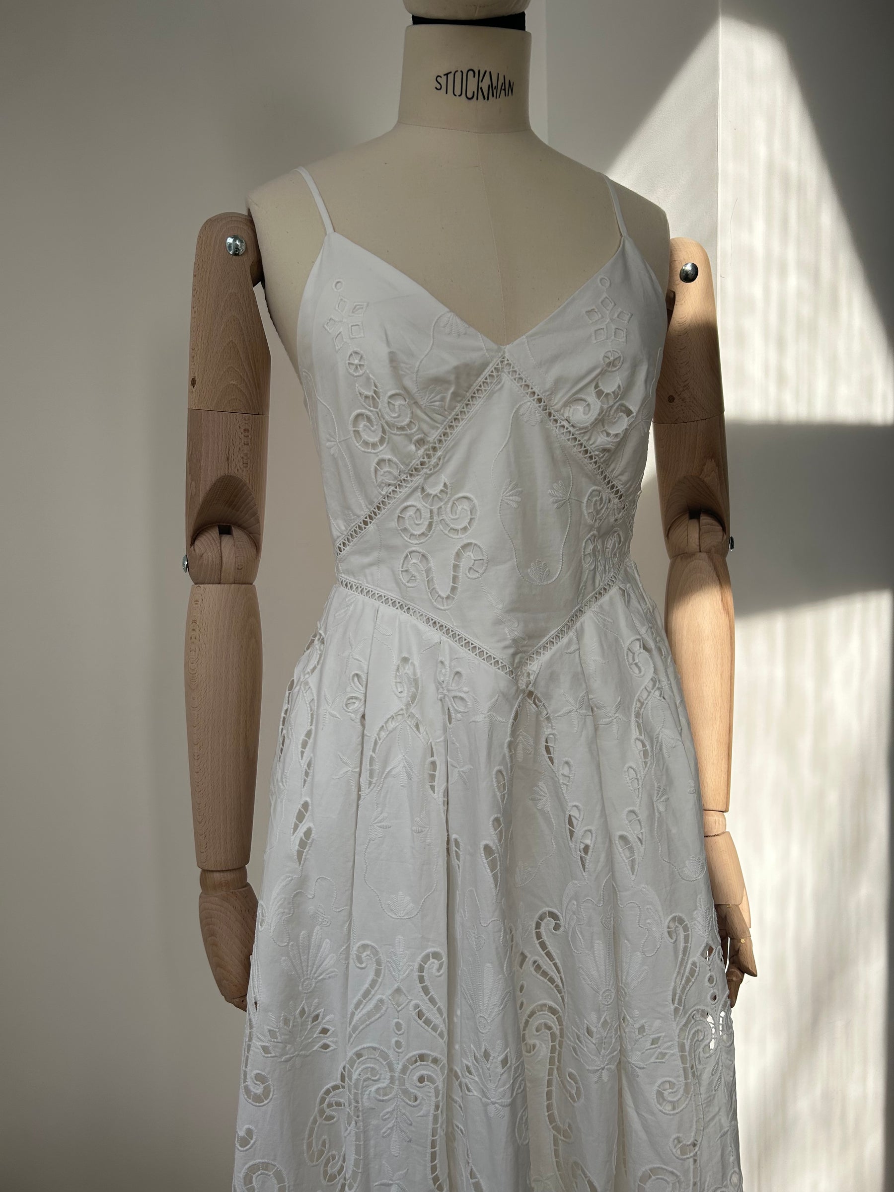 Weißes Spitzenkleid