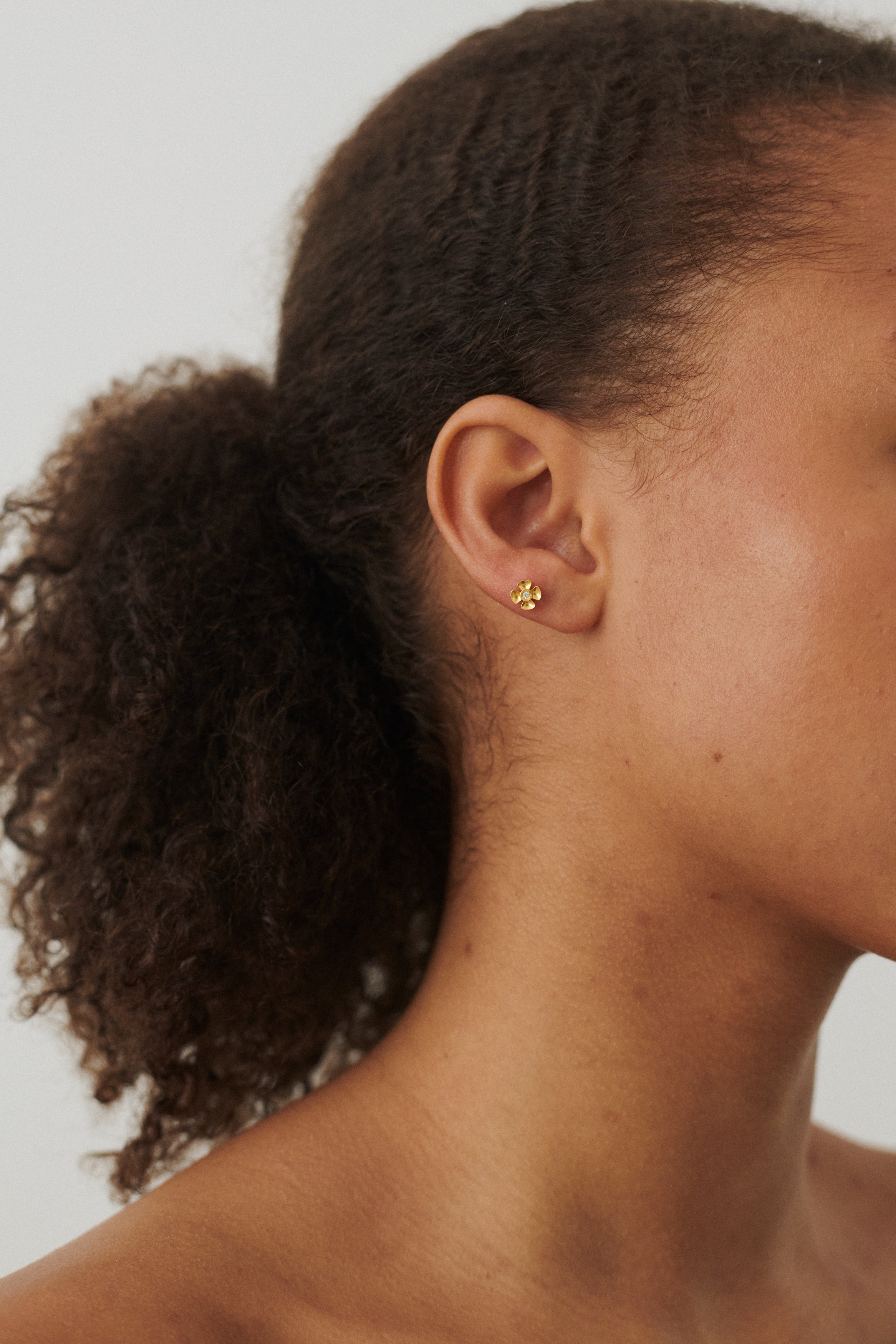 Anemone Piercing Ohrstecker 6 mm Gold von Pernille Corydon – getragen im Helix