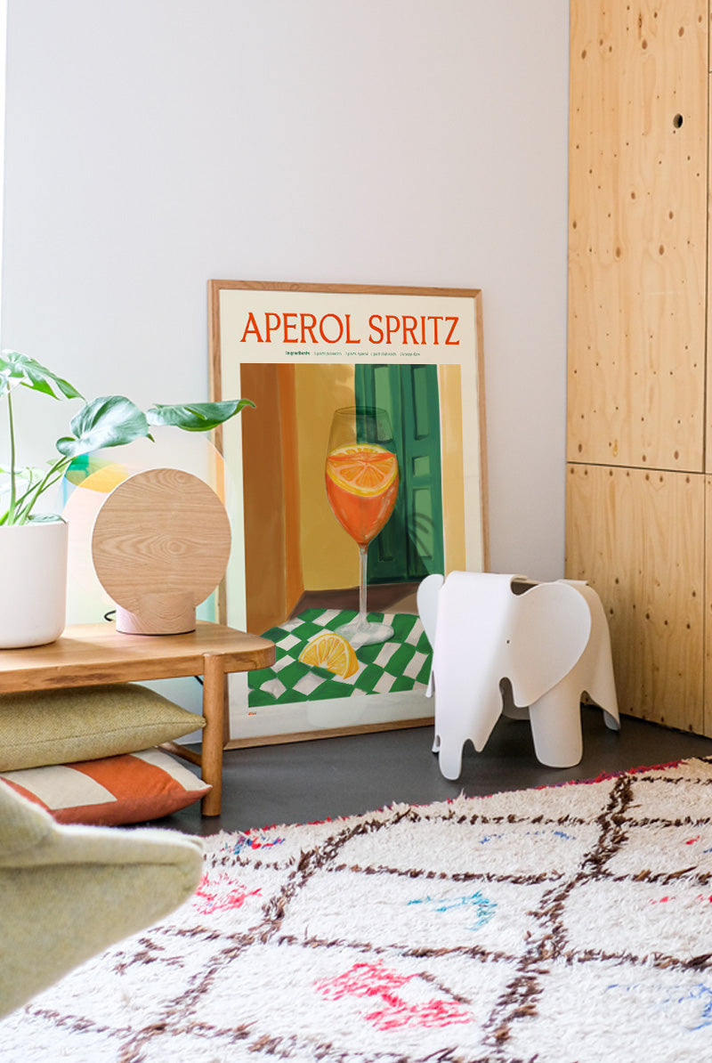 Aperol Spritz Poster als sommerliches Deko-Element im modernen Schlafzimmer