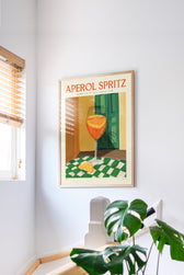 Gerahmter Aperol Spritz Kunstdruck stilvoll platziert im Wohnzimmerinterieur