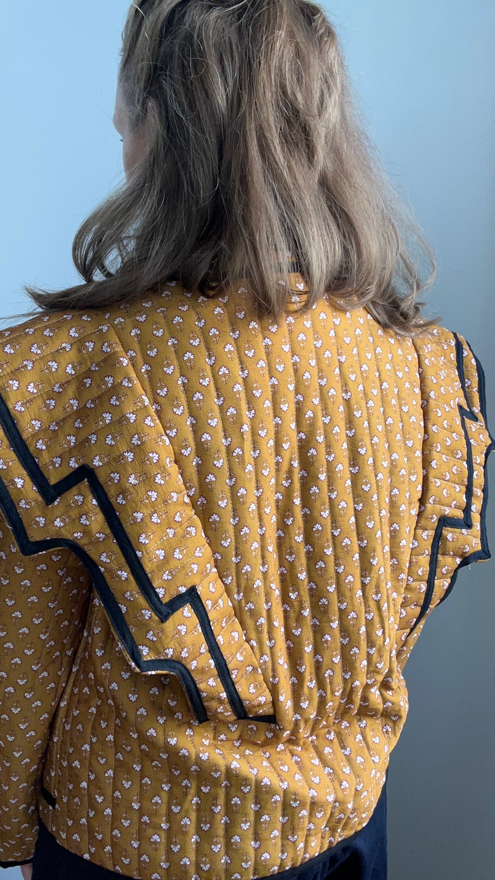 Gequiltete Jacke mit Blümchenmuster - Ocker