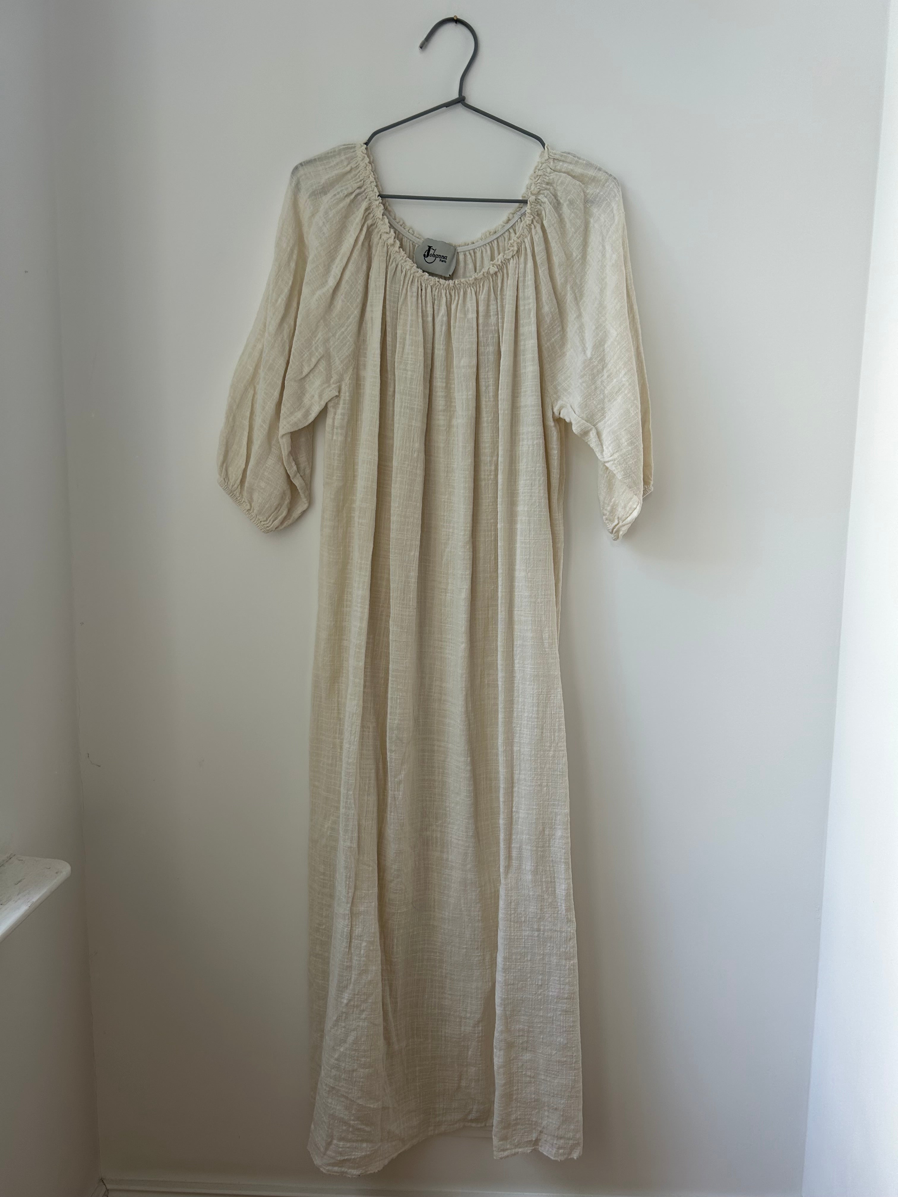 Langes Kleid mit gerafftem Ausschnitt - creme