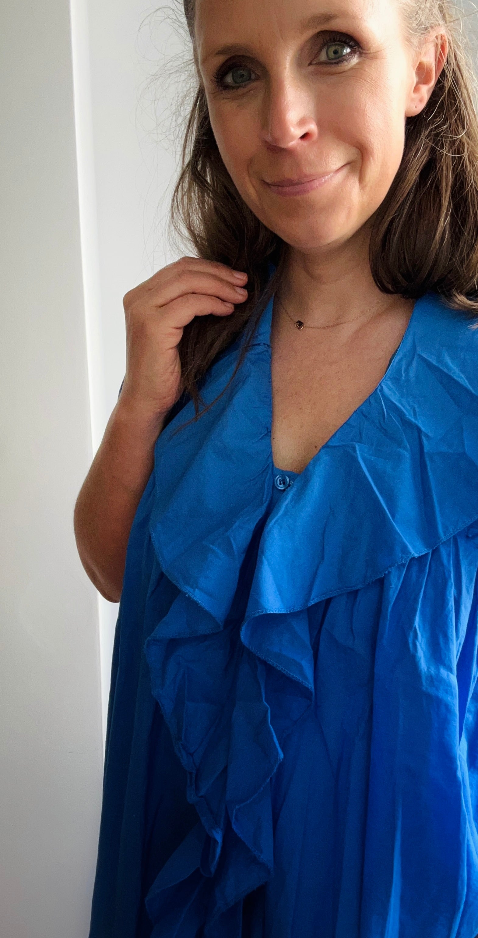 Langes Kleid mit Rüschen azurblau