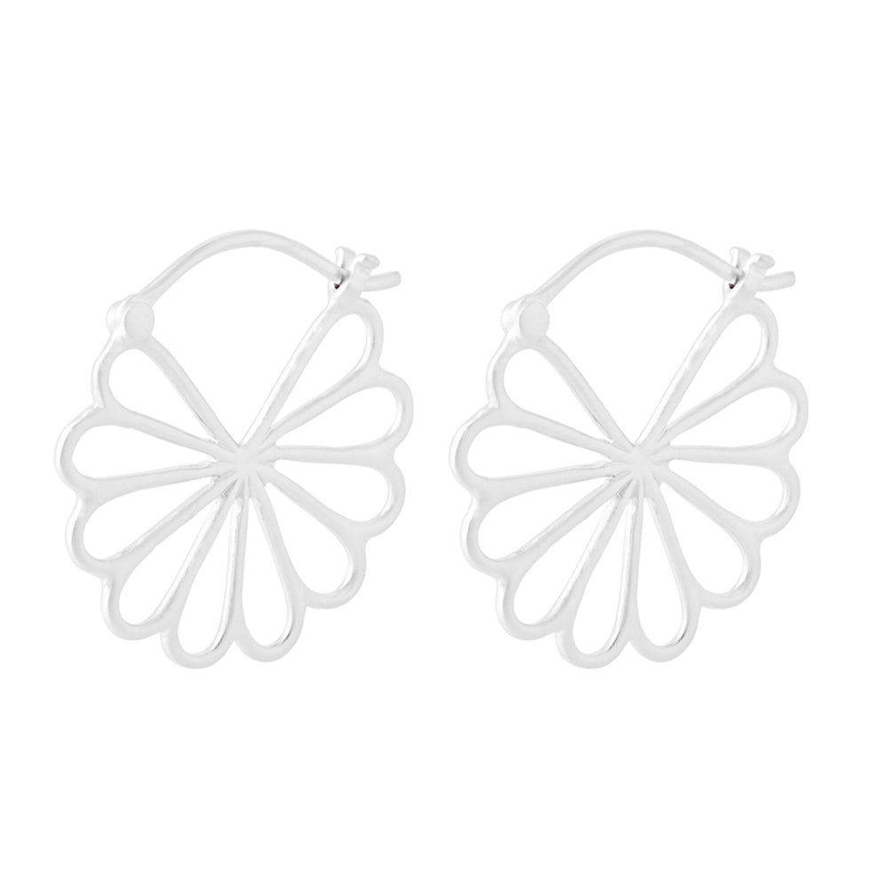 Schrägansicht der Bellis Ohrringe in Silber von Pernille Corydon – zarte Blumenform aus recyceltem Silber