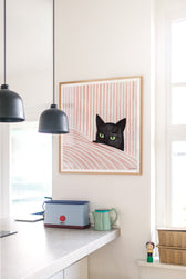 Kunstdruck Black Cat von Iga Kosicka eingerahmt als stilvolle Wanddekoration in der Küche