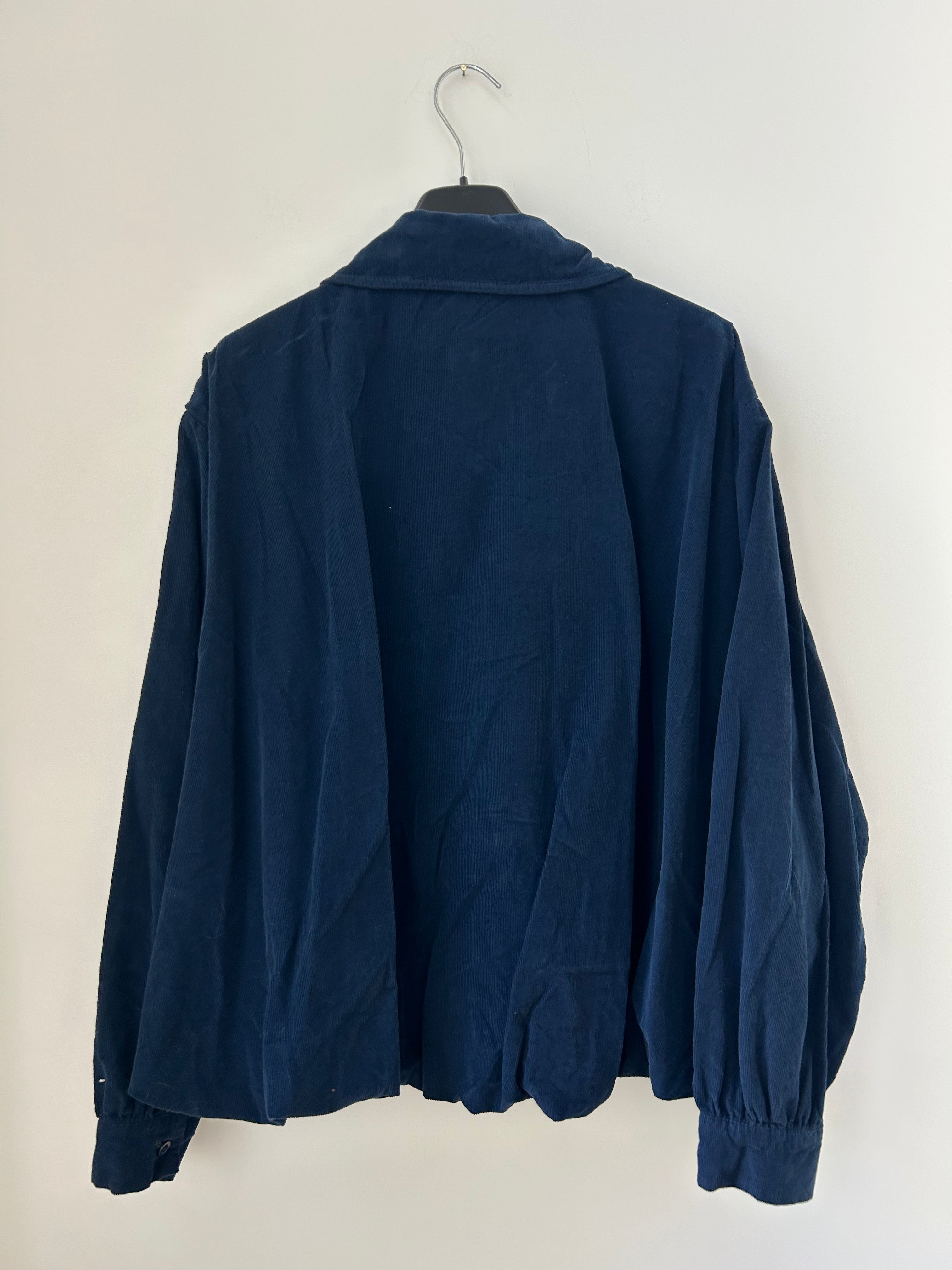 Rückansicht der Damenbluse aus Babycord in Navy, weite Passform