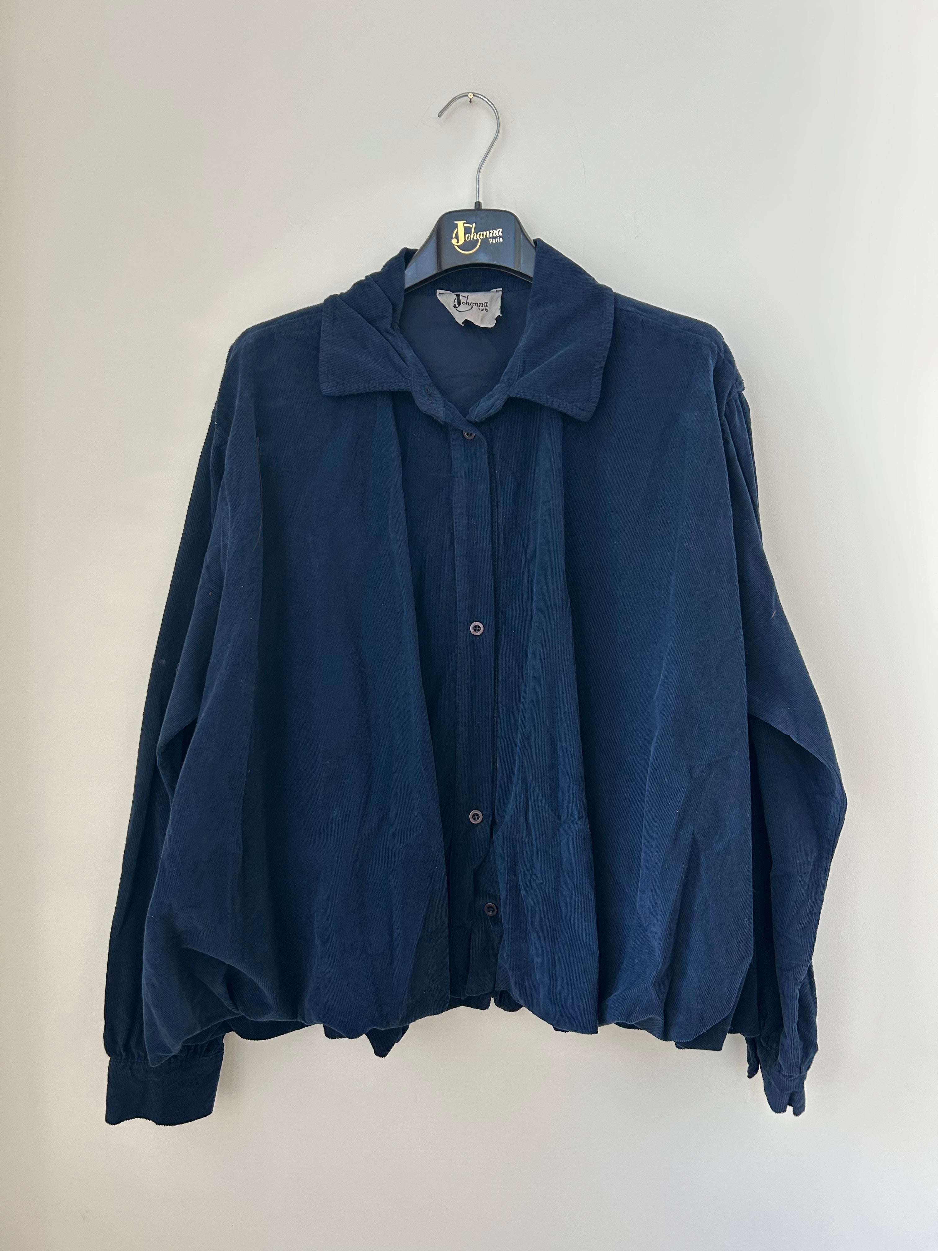 Damenbluse aus Babycord in Navy von Johanna Paris, weiter Schnitt, Schrägansicht