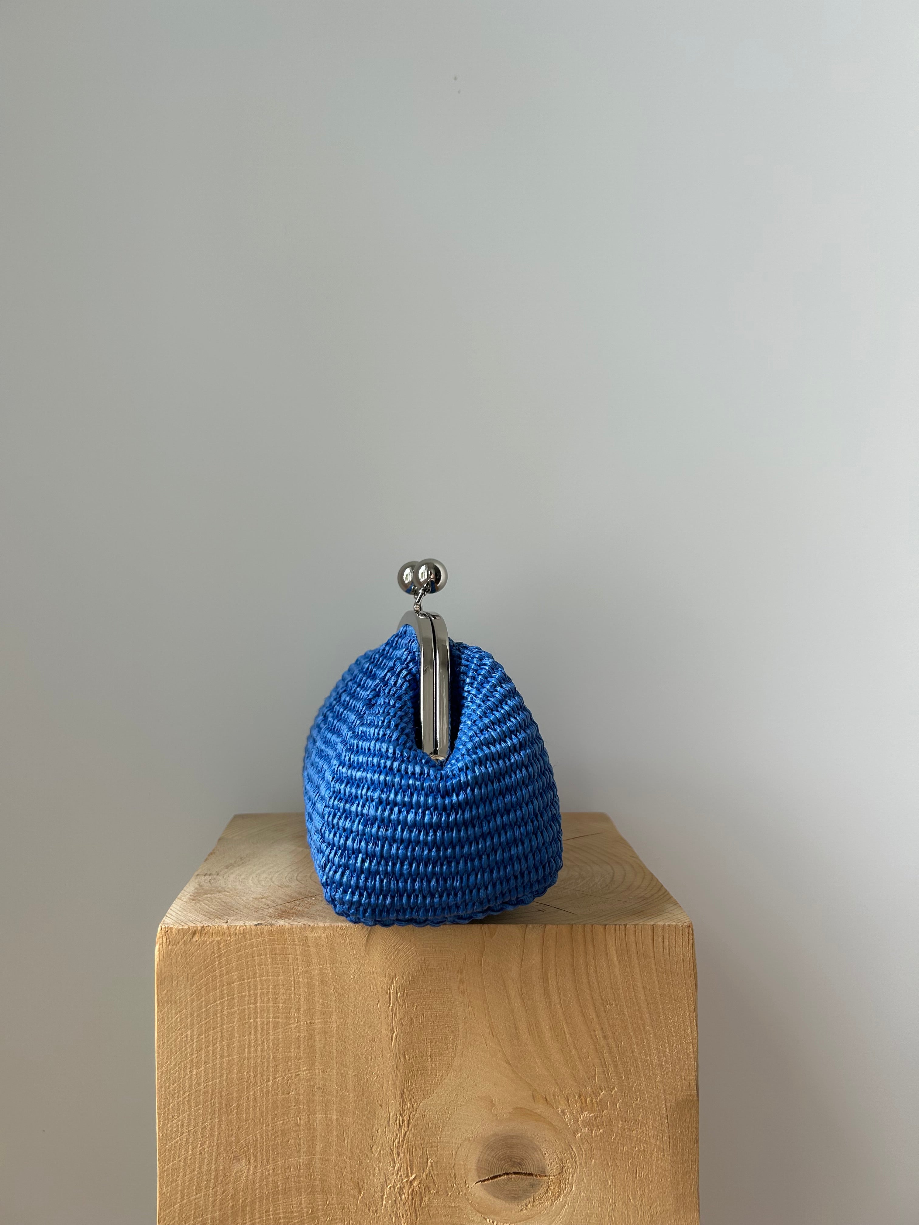 kleine Clutch im Raffia-Stil - silber / kornblumenblau