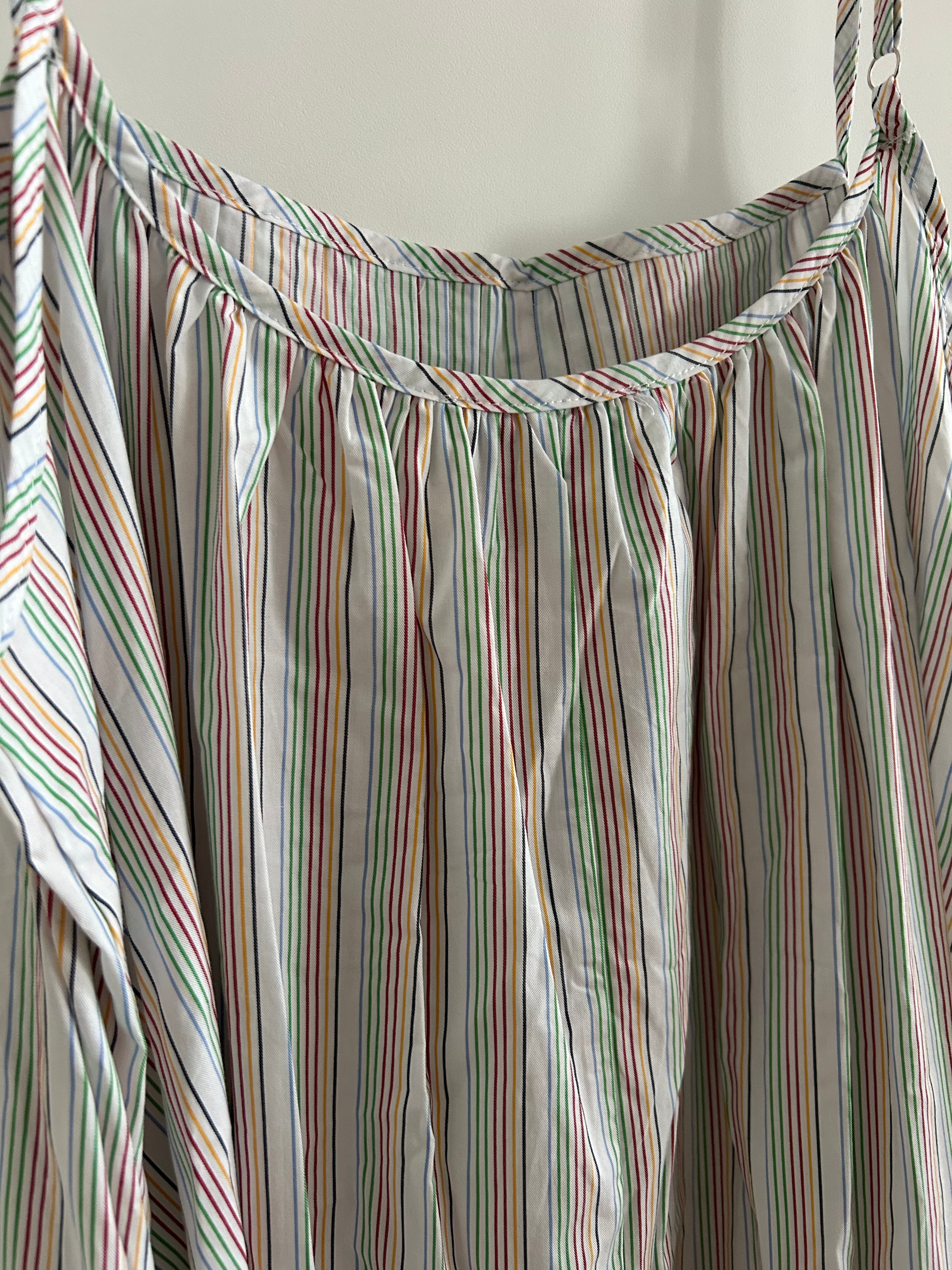 Gestreiftes Trägerkleid mit Biesen