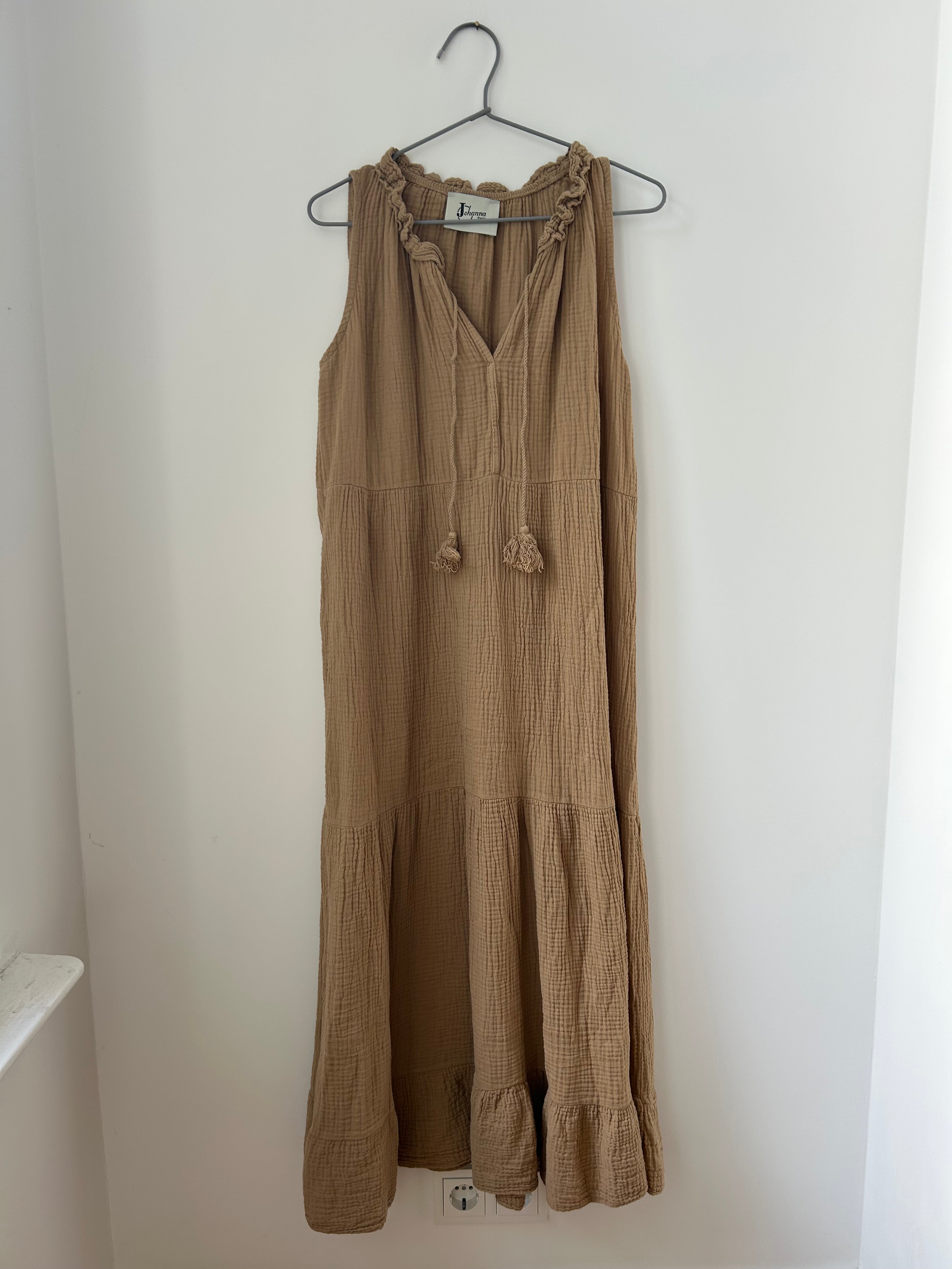 Ärmelloses Kleid mit Bommeln - camel