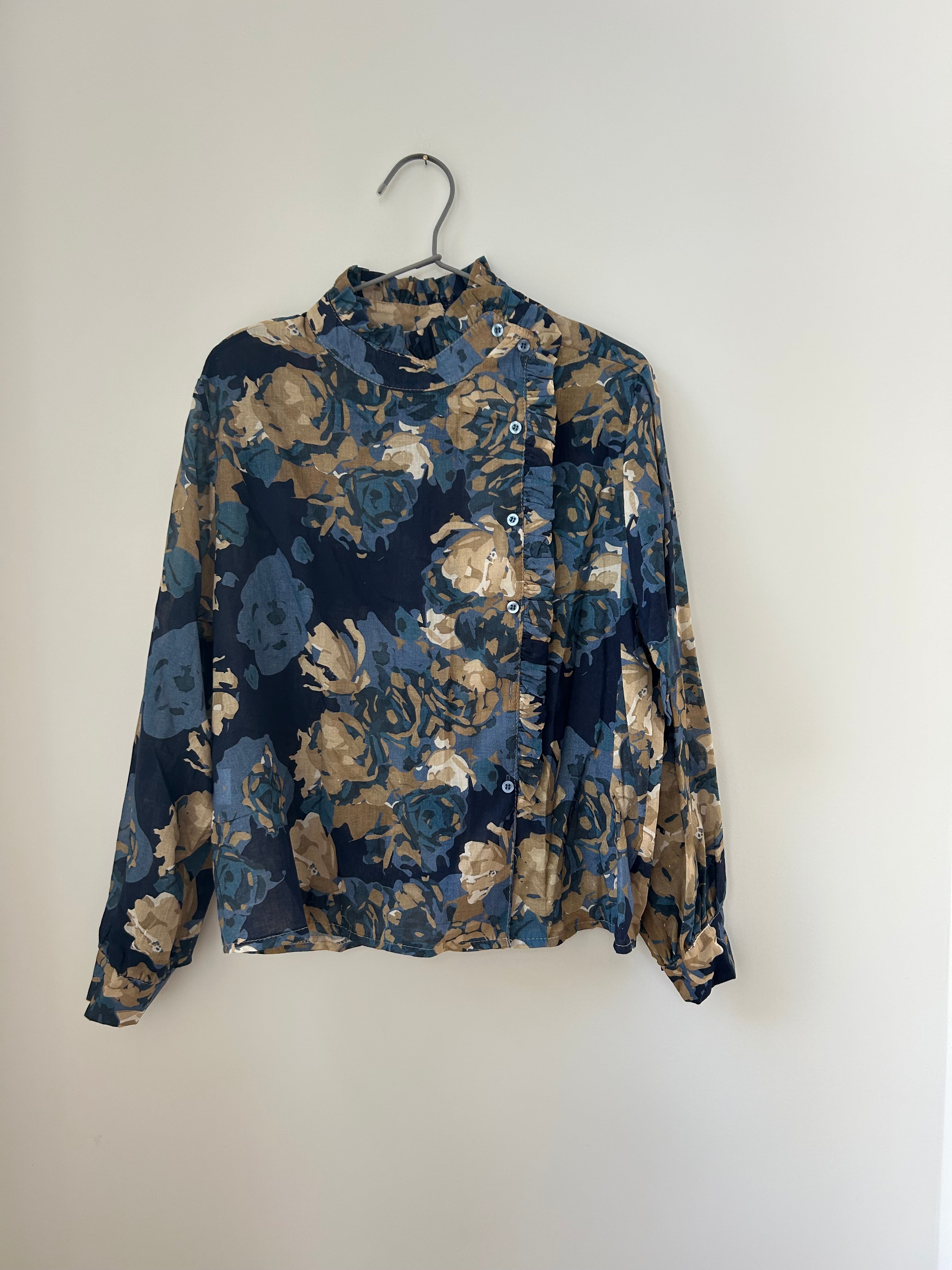 Hochgeschlossene Bluse mit Blumenmuster