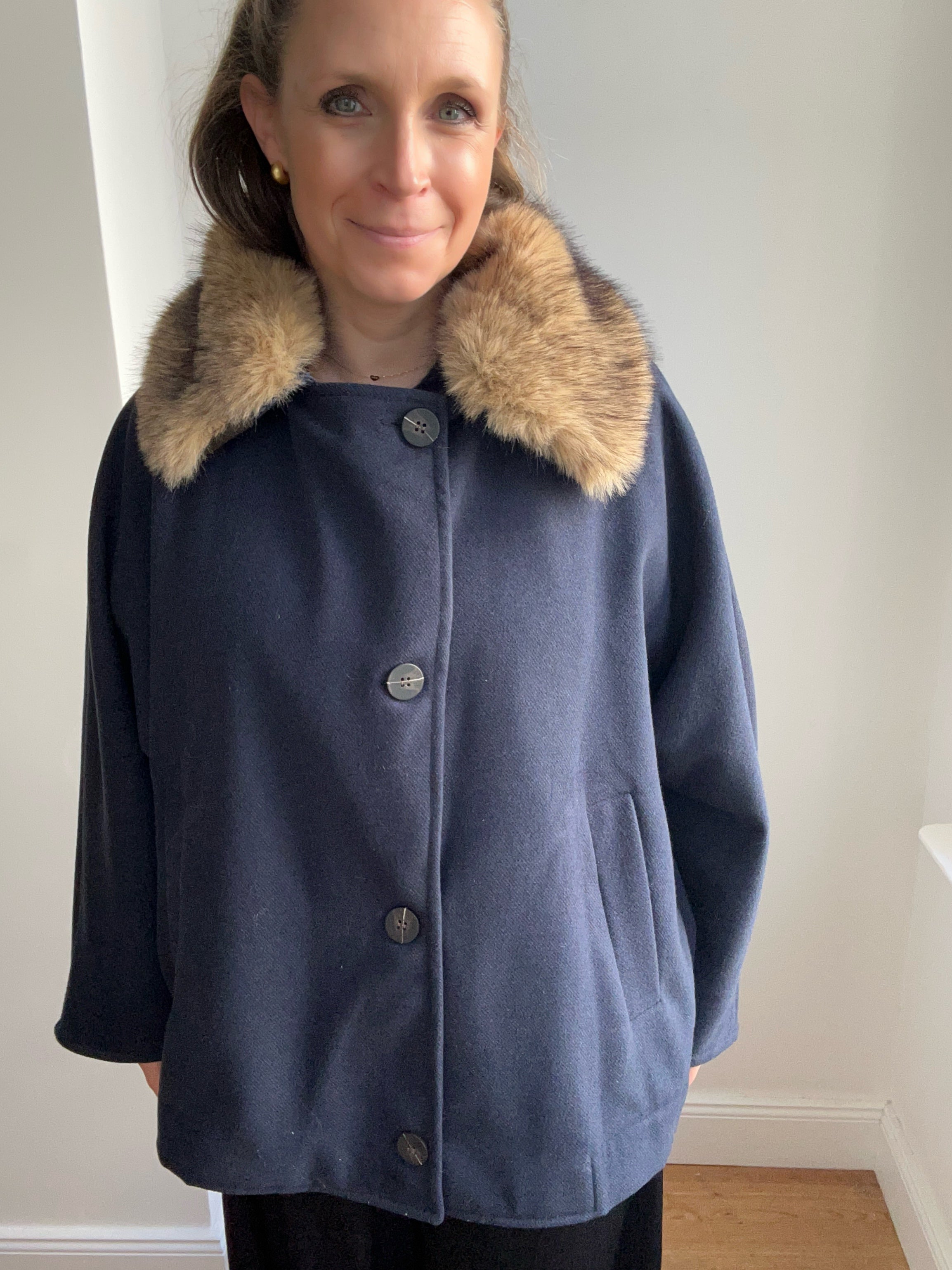 Cape-Jacke mit Faux Fellkragen zum Abknöpfen - blau