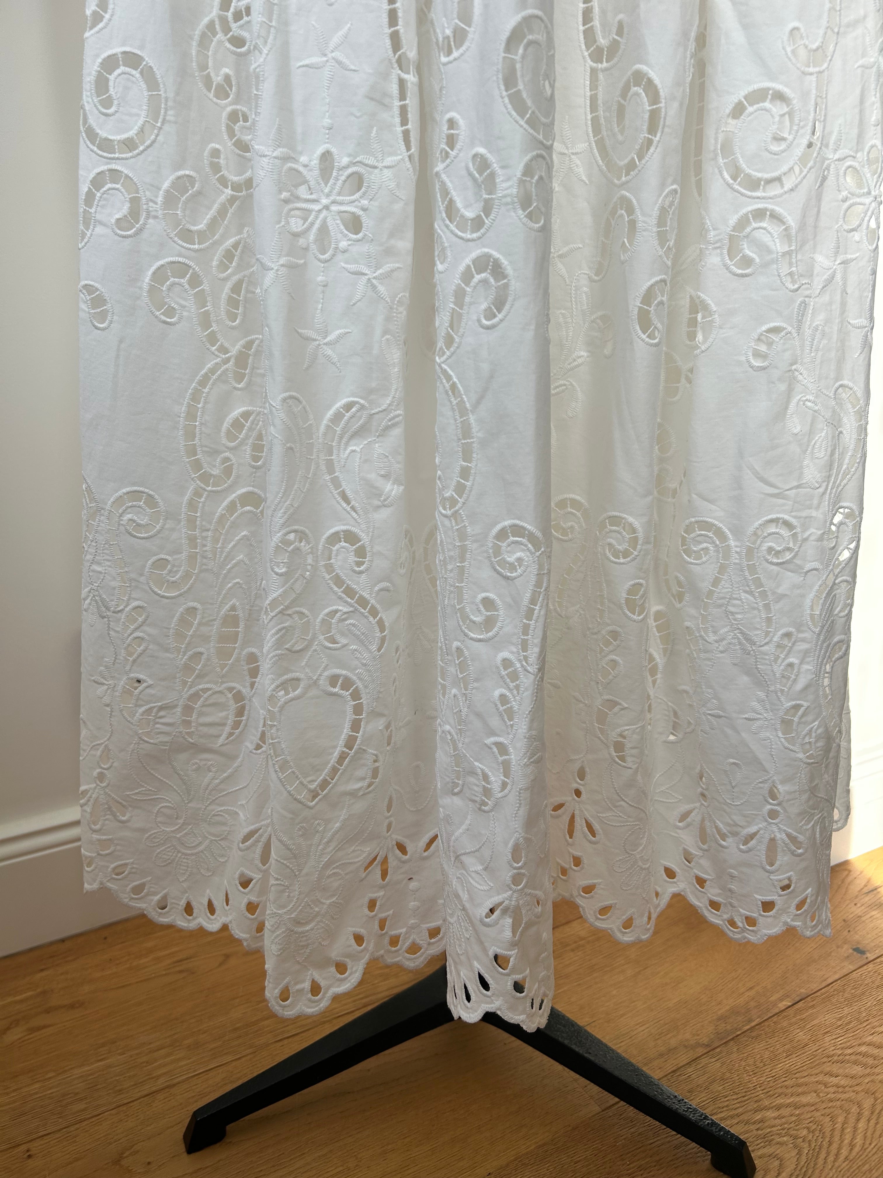 Weißes Spitzenkleid