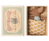 Schläfrige Babymaus in Matchbox – Blau